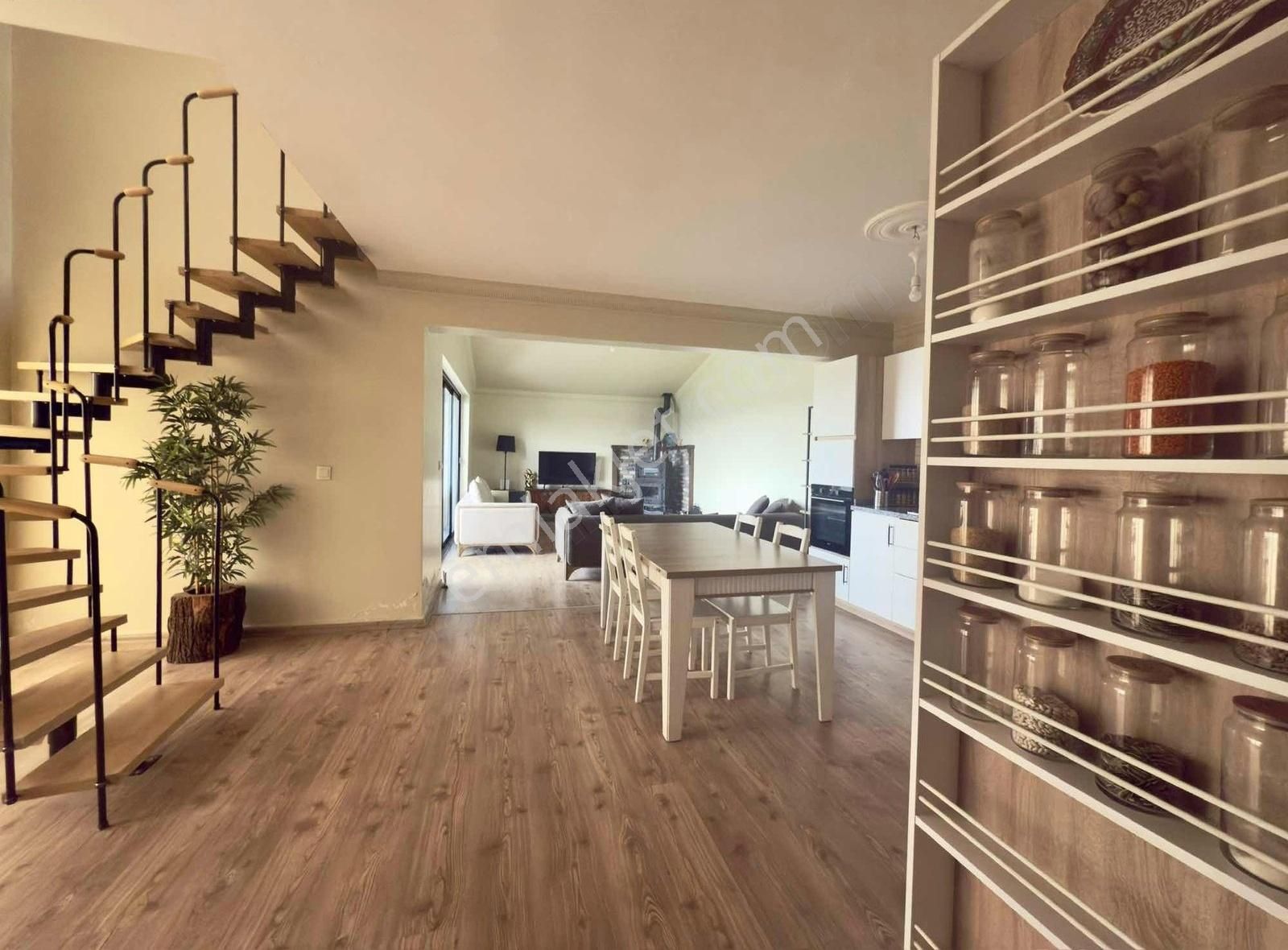 Pogadan Koru Beynamda Şerefiyeli Konumda Eşyalı 3+1 Villa