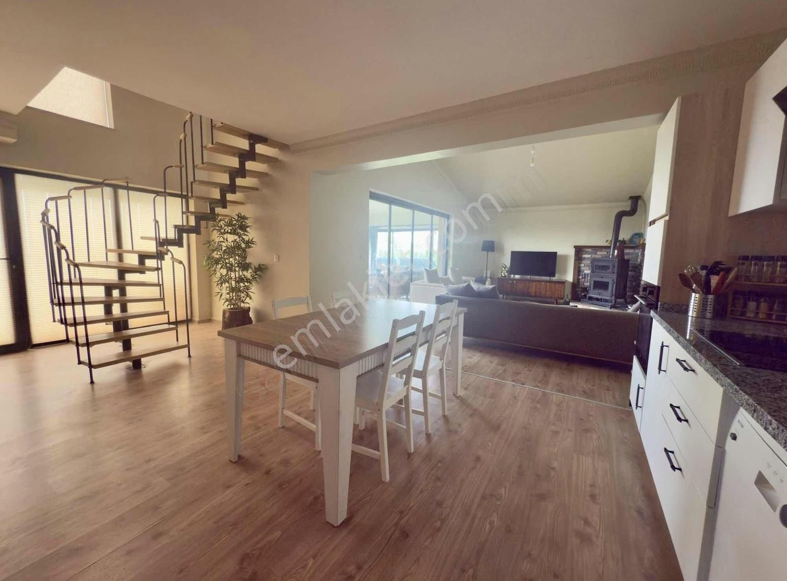 Pogadan Koru Beynamda Şerefiyeli Konumda Eşyalı 3+1 Villa - Görsel 25