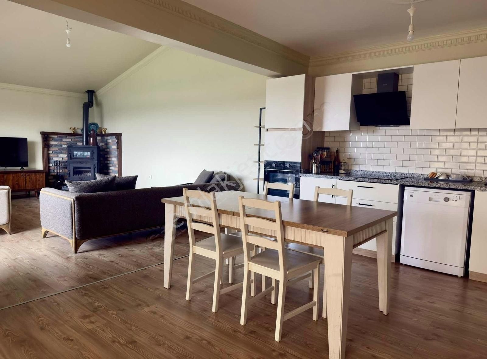 Pogadan Koru Beynamda Şerefiyeli Konumda Eşyalı 3+1 Villa - Görsel 4