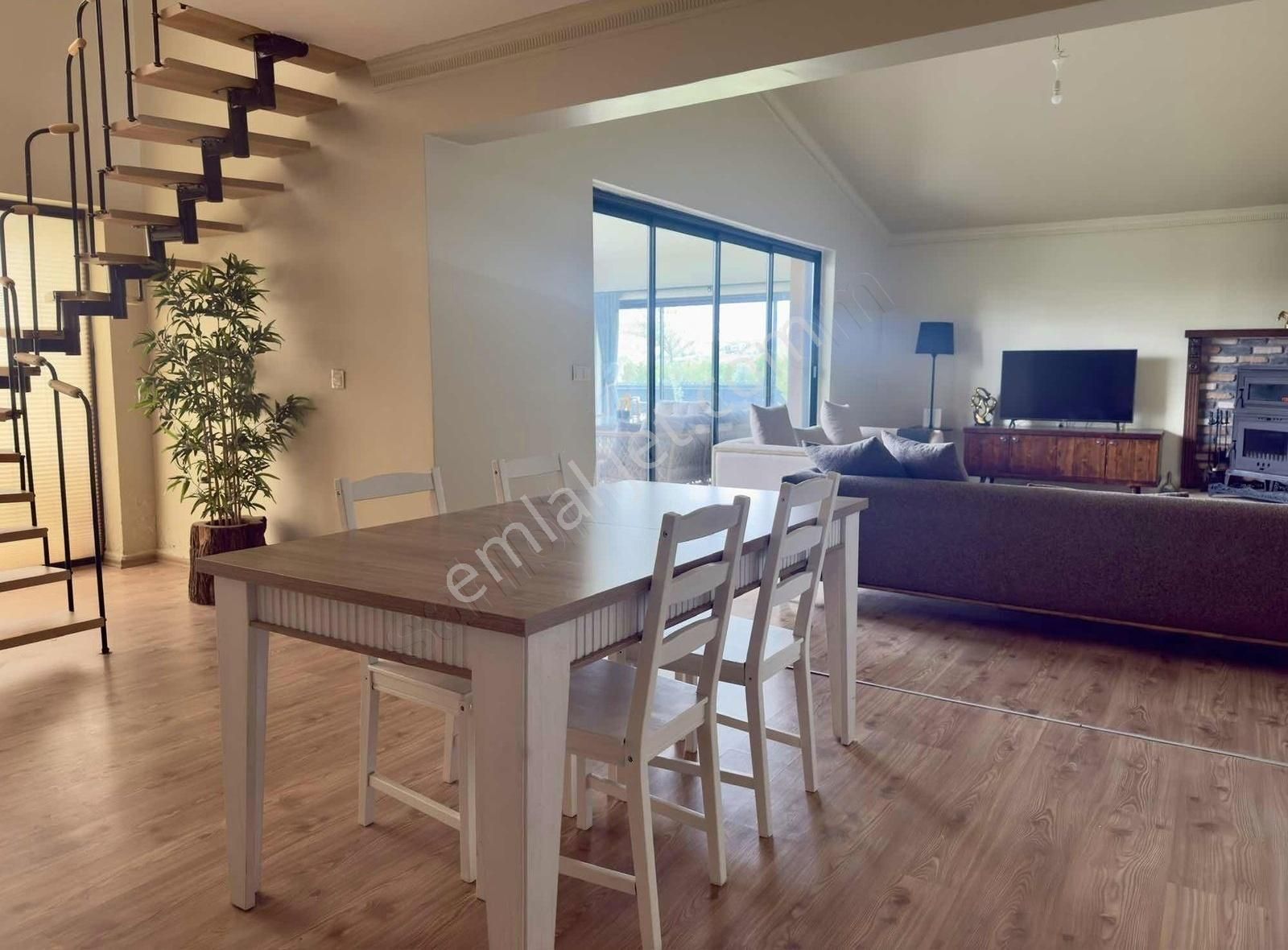 Pogadan Koru Beynamda Şerefiyeli Konumda Eşyalı 3+1 Villa - Görsel 9