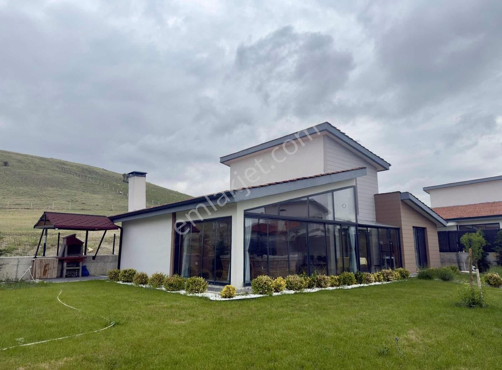 Pogadan Koru Beynamda Şerefiyeli Konumda Eşyalı 3+1 Villa - Görsel 2