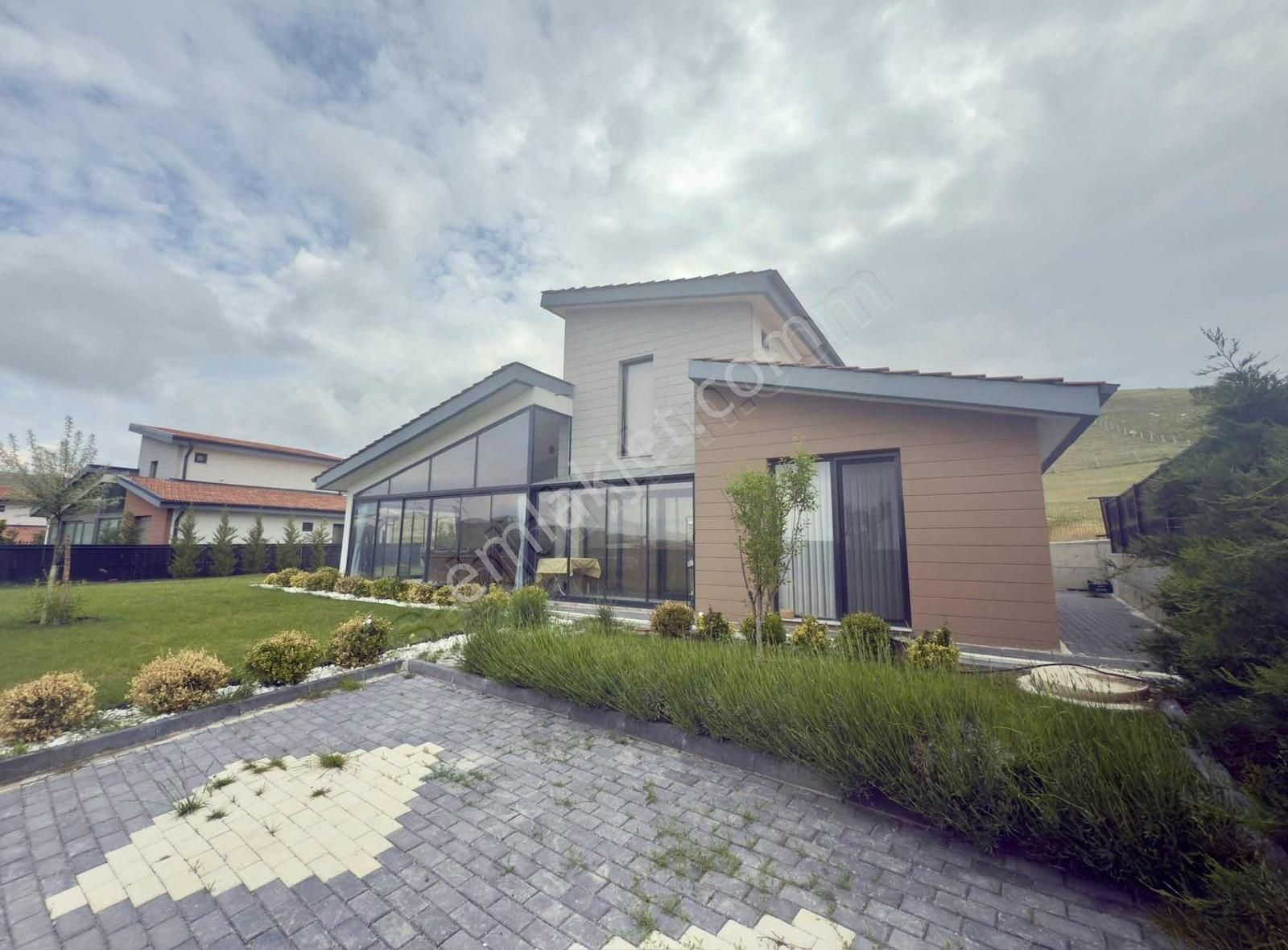 Pogadan Koru Beynamda Şerefiyeli Konumda Eşyalı 3+1 Villa - Görsel 29