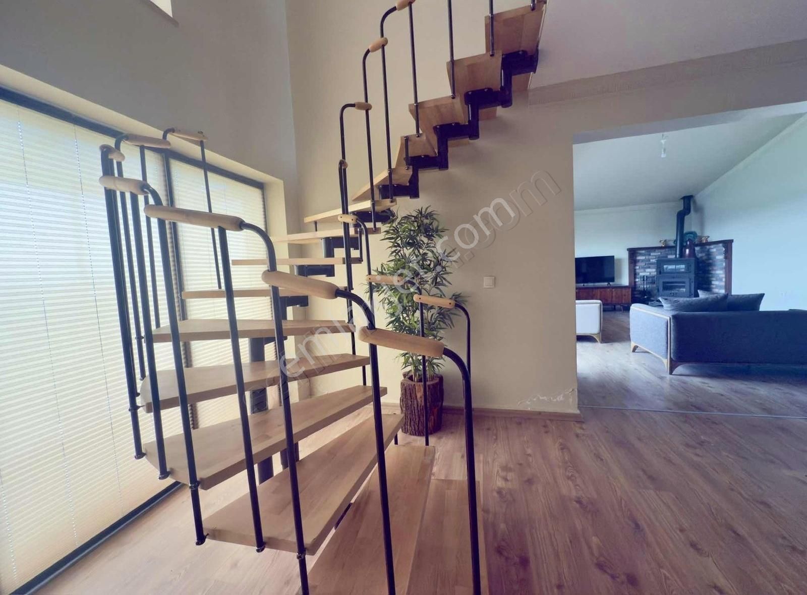 Pogadan Koru Beynamda Şerefiyeli Konumda Eşyalı 3+1 Villa - Görsel 26