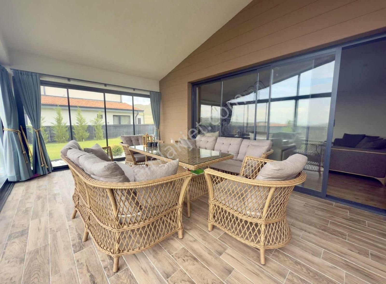 Pogadan Koru Beynamda Şerefiyeli Konumda Eşyalı 3+1 Villa - Görsel 8