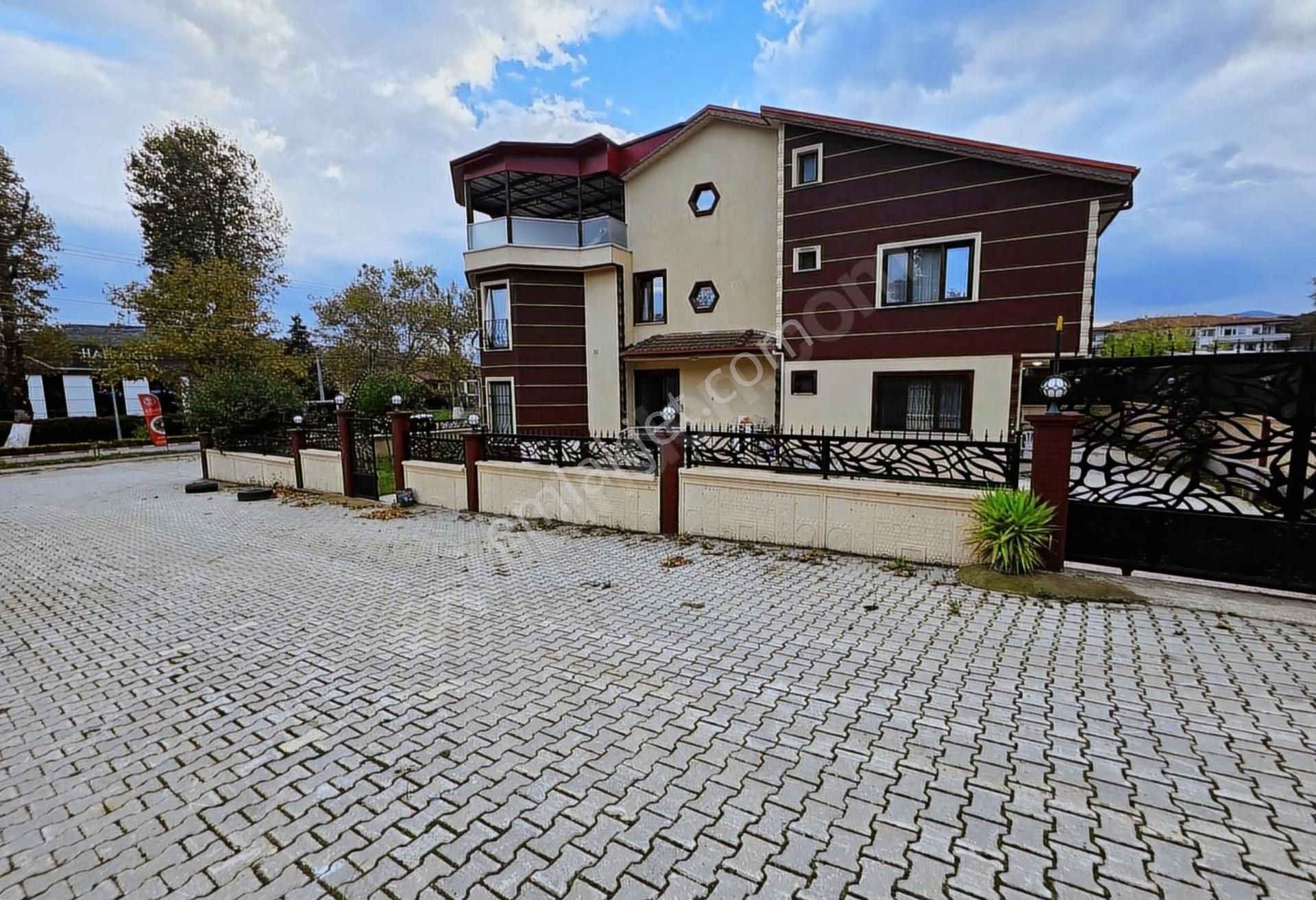 Ferahlık Ve Konum Bir Arada! Termal Yolu Üstü 2 Katlı Villa