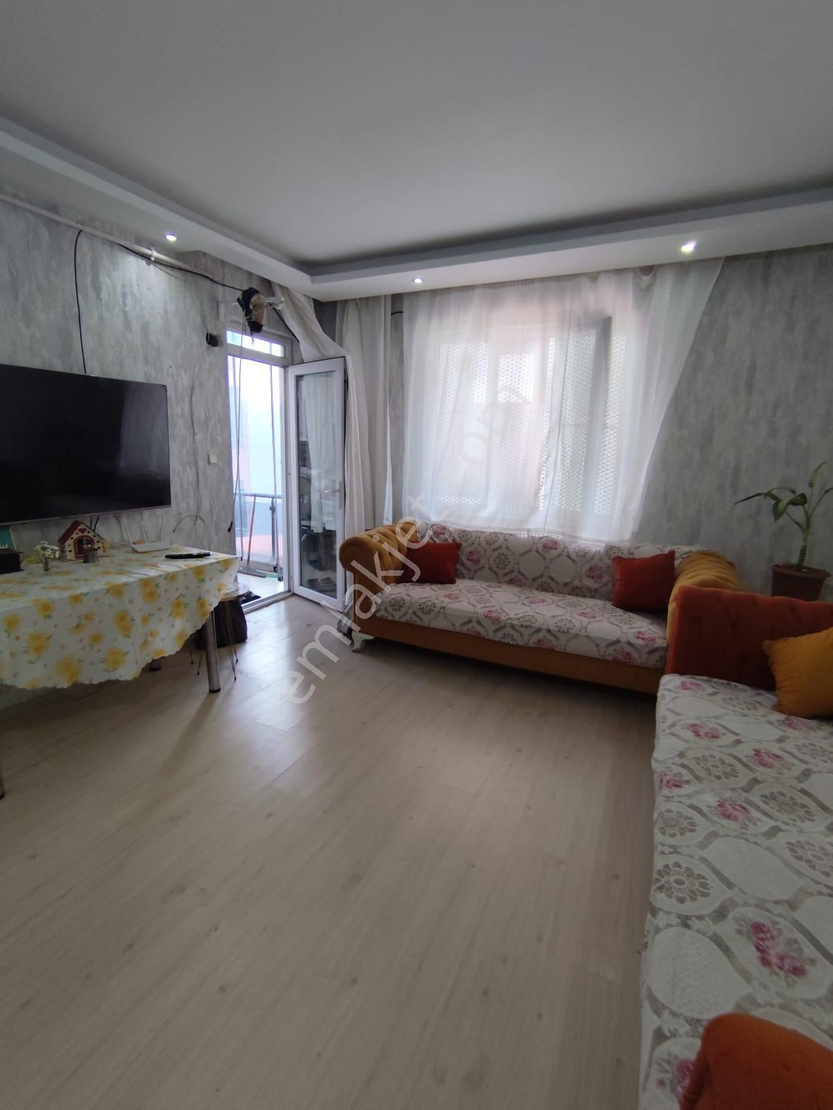 Ayyıldız Emlaktan 75 M2 2+1 Eşyalı Kiracılı Çift Cepheli Ara Kat Ada Yapı