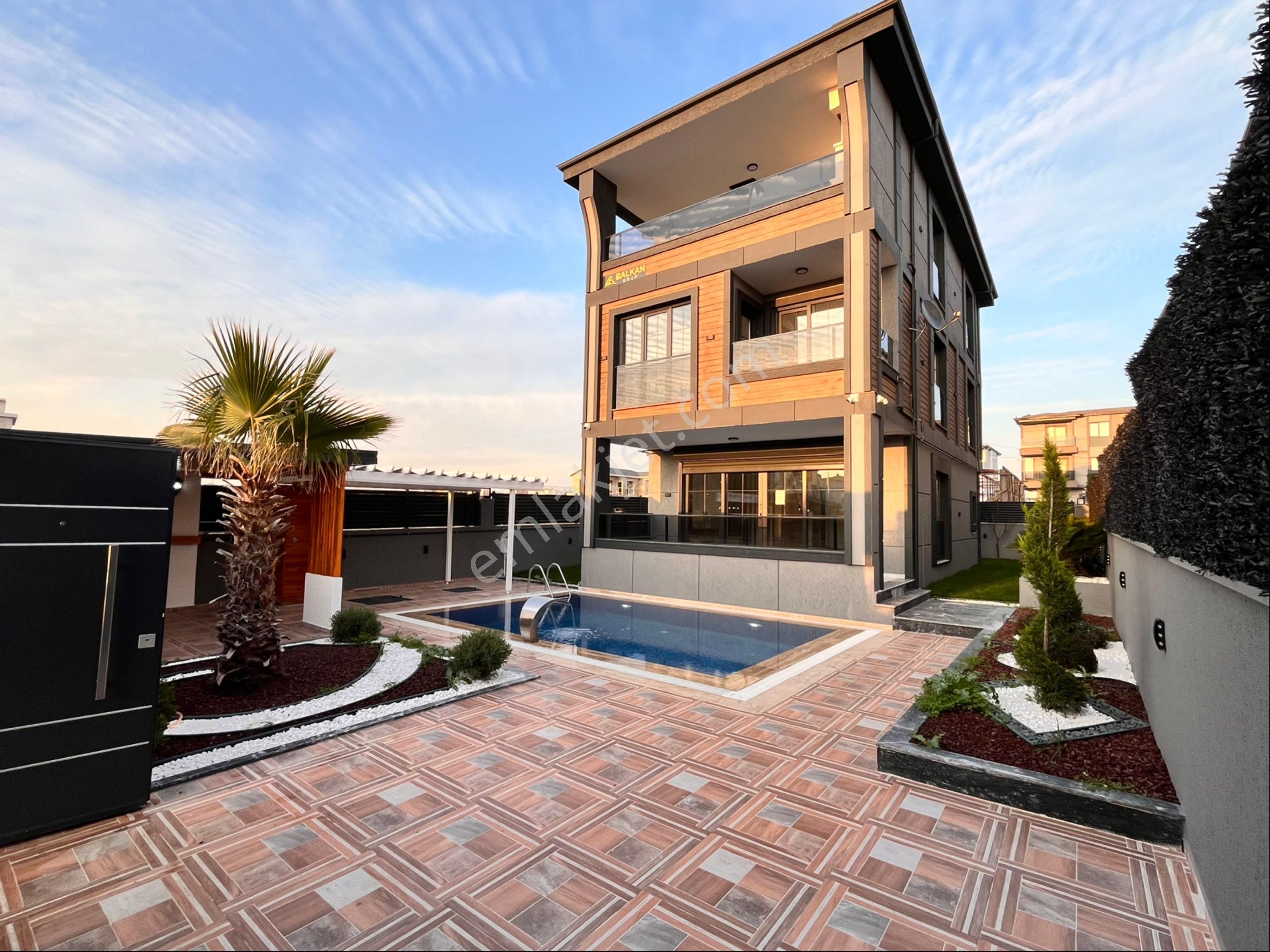 Asfalt Yola Cephe Müstakil Villa İskanlı