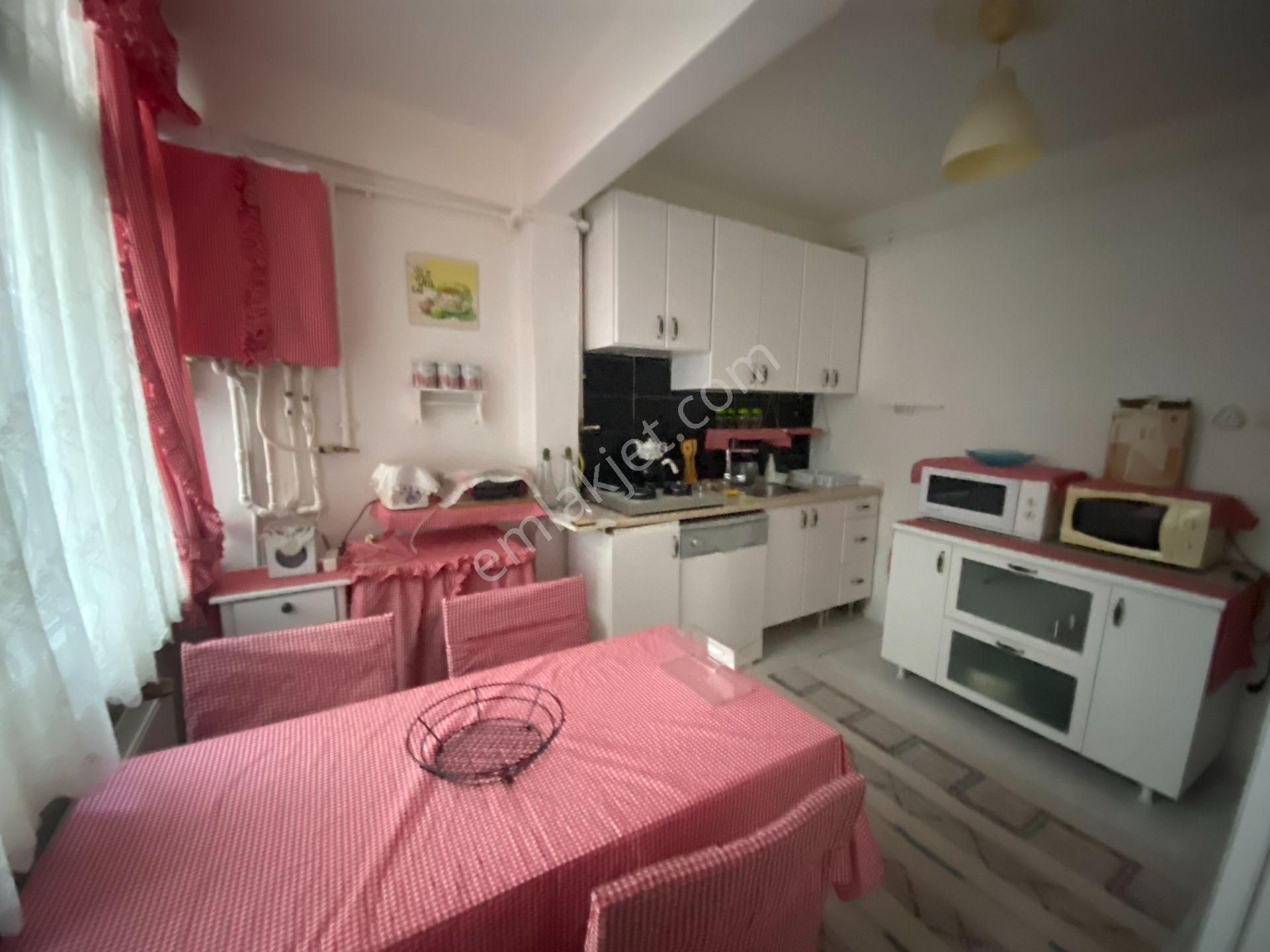 Destan-064-k.m.paşa-samatya-iyi-mevkide-2-oda-1-salon-90m2-full-eşya-orta-2.kat-kombi-yeni-boya - Görsel 6