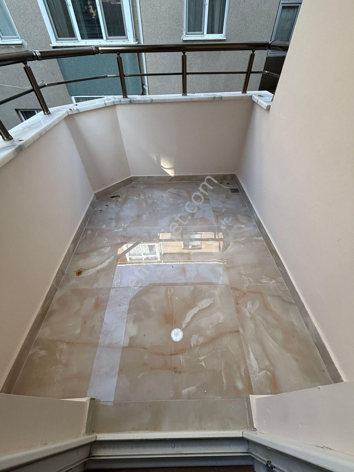 Kaçmaz'dan İdeltepe'de Geniş Arsalı Site İçinde Lüks Yapılı 3+1 - Görsel 23