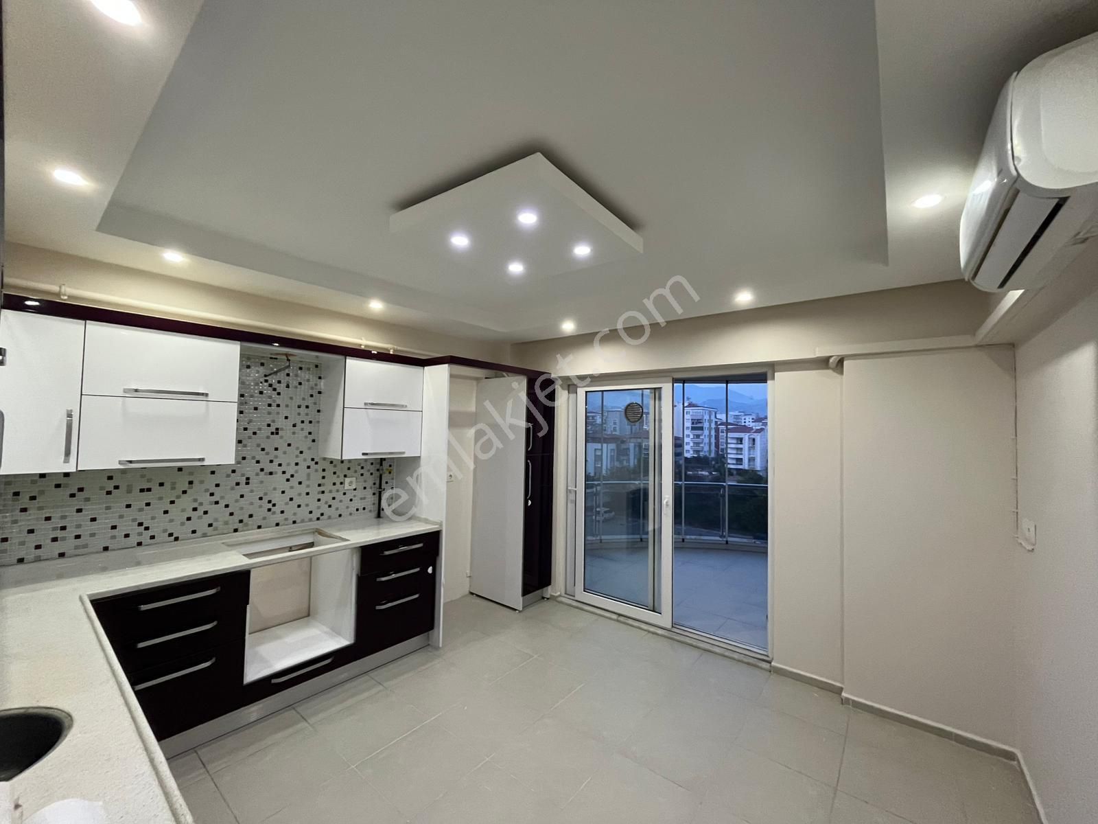 Yeşil Mahalle De Havuzlu Site İçerisin De Satılık 3+1 Daire ! !