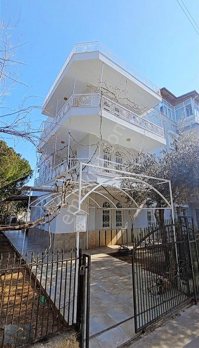 420 Favoriye Beyaz Evler Sitesinde Havuzlu 5+2 Tripleks Villa!