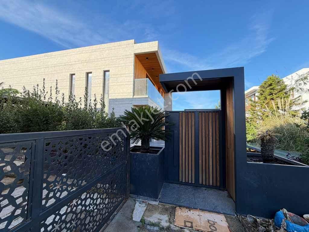 Bodrum Konacık'ta Satılık Kapalı Havuzlu Müstakil 5+2 Villa