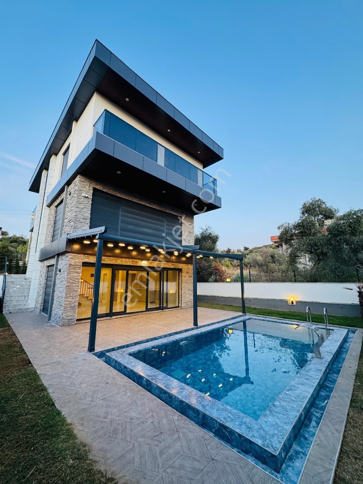 Kuşadası Davutlar Merkezde Siteden Bağımsız Tam Müstakil Satılık Villa - Görsel 3