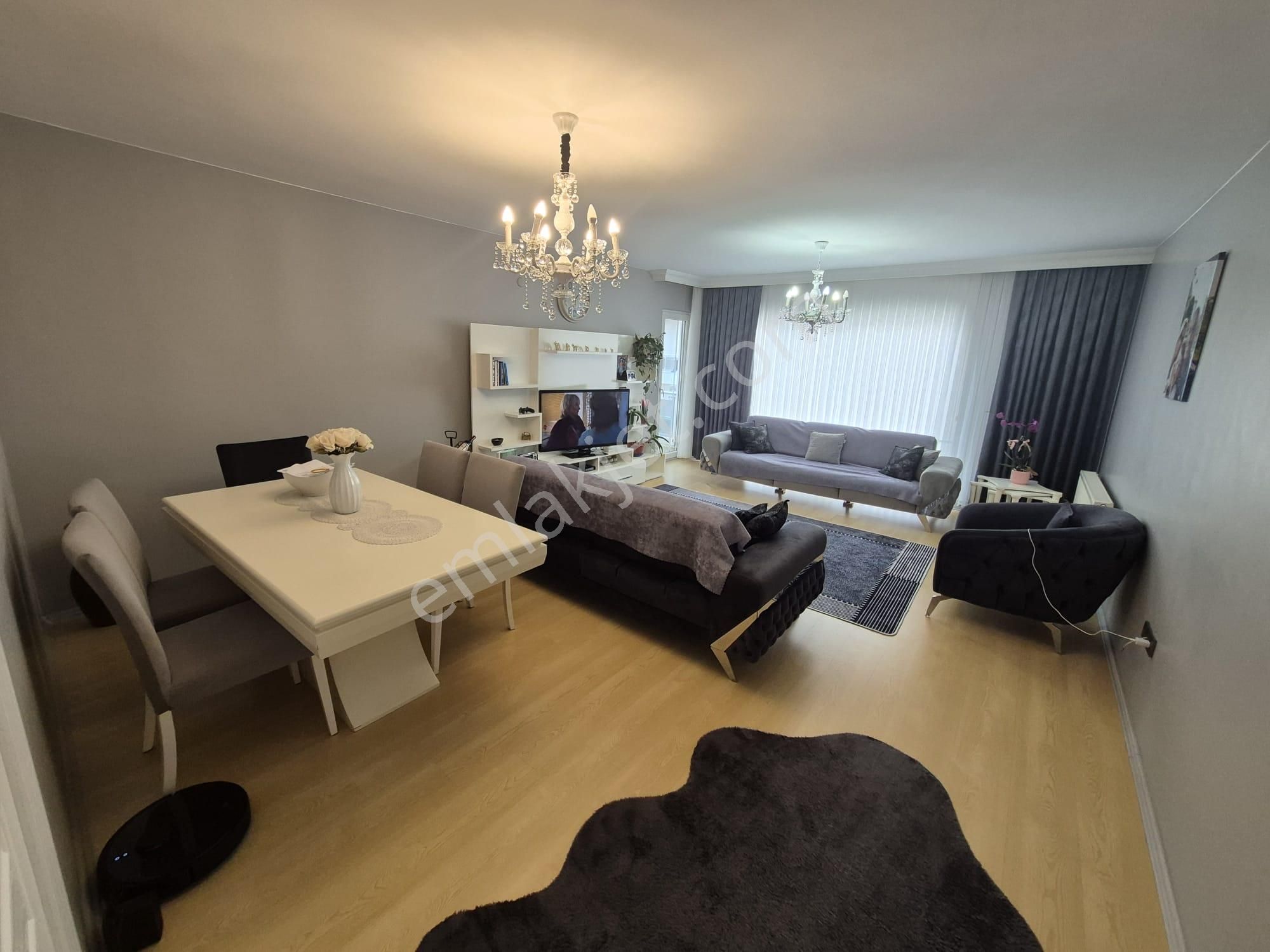 Büşra Gayrimenkulden Nezih Sitede Satılık Daire 3+1 Kat 3 Giyinme Odalı 150m2 - Görsel 3