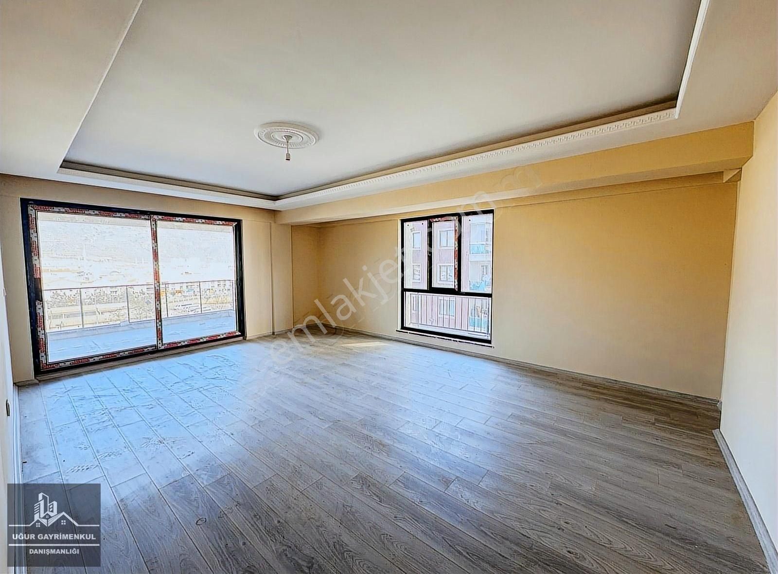 Uğur Gayrimenkul'den Hisar'da Sıfır Ara Kat Satılık 3+1 Daire