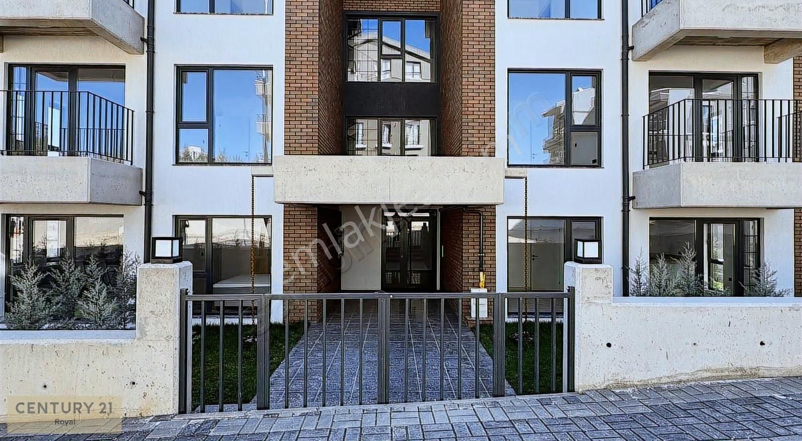 Century 21'den İncek Kızılcaşar'da Bahçe Kullanımlı Eşyalı 1+1 - Görsel 2