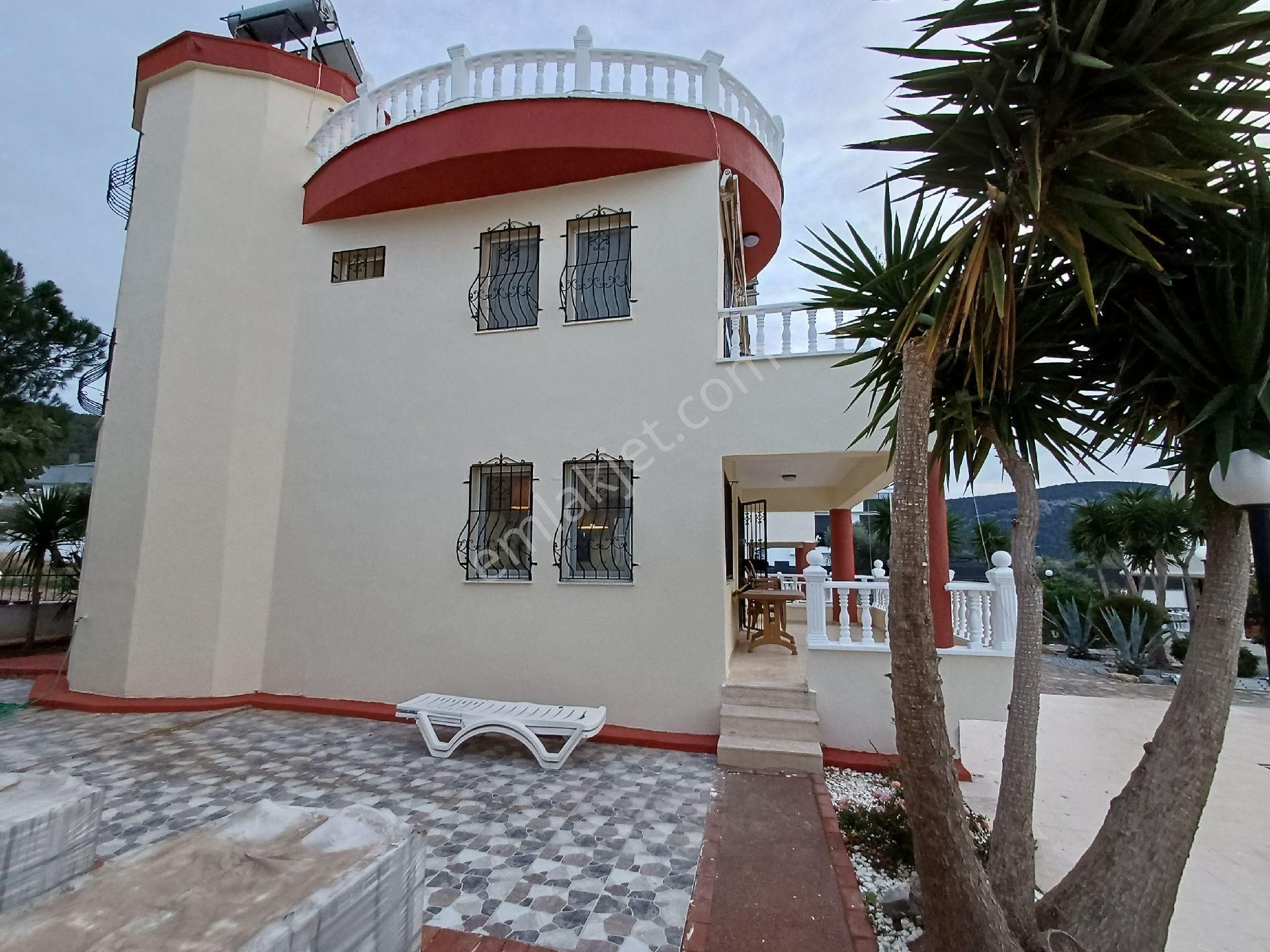 Didim Akbükte Havuzlu Elit Sitede Deniz Manzaralı Villa