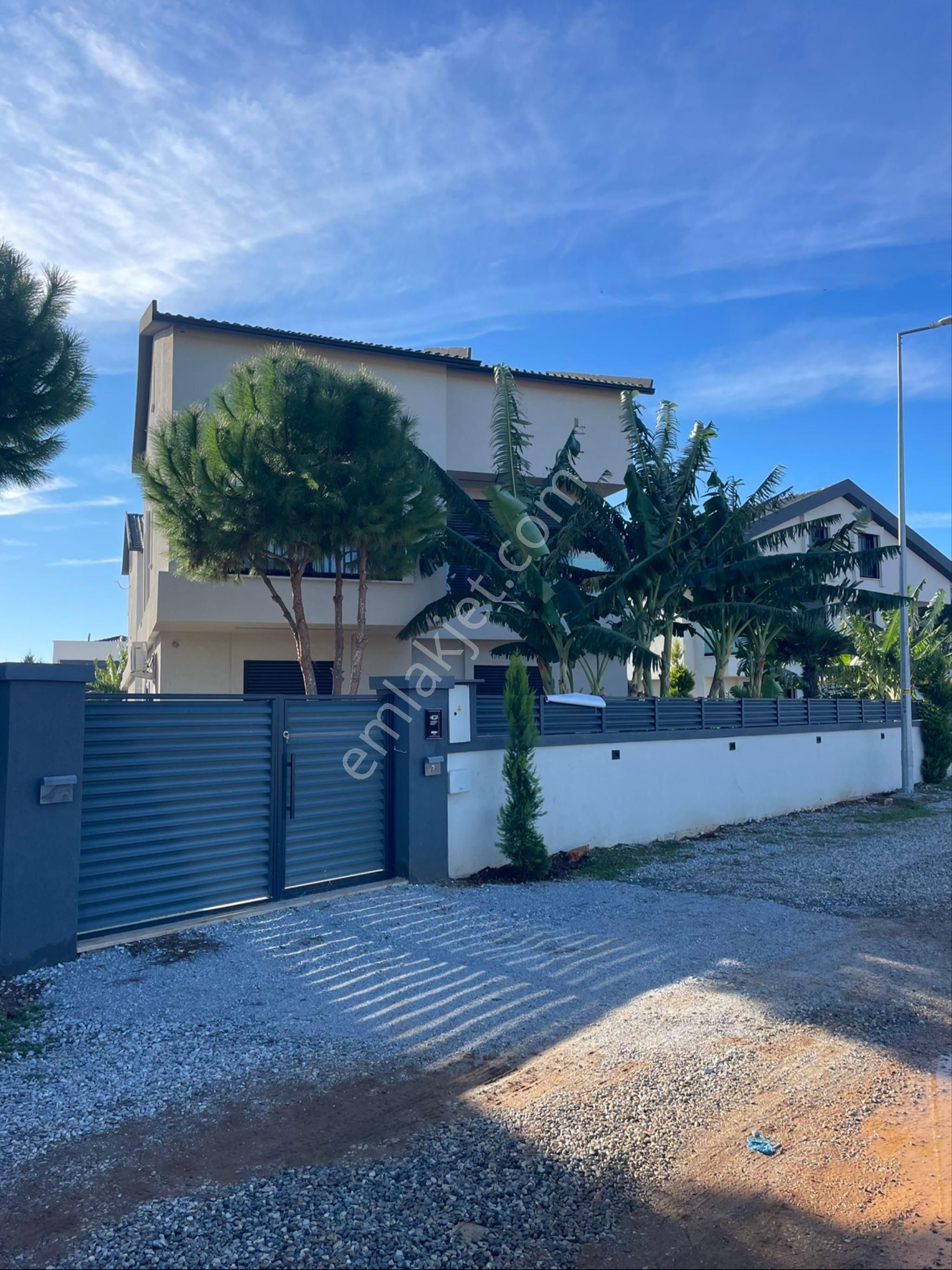 Tam Müstakil Havuzlu Yerden Isıtmalı Modern Mimari 5+1 Villa