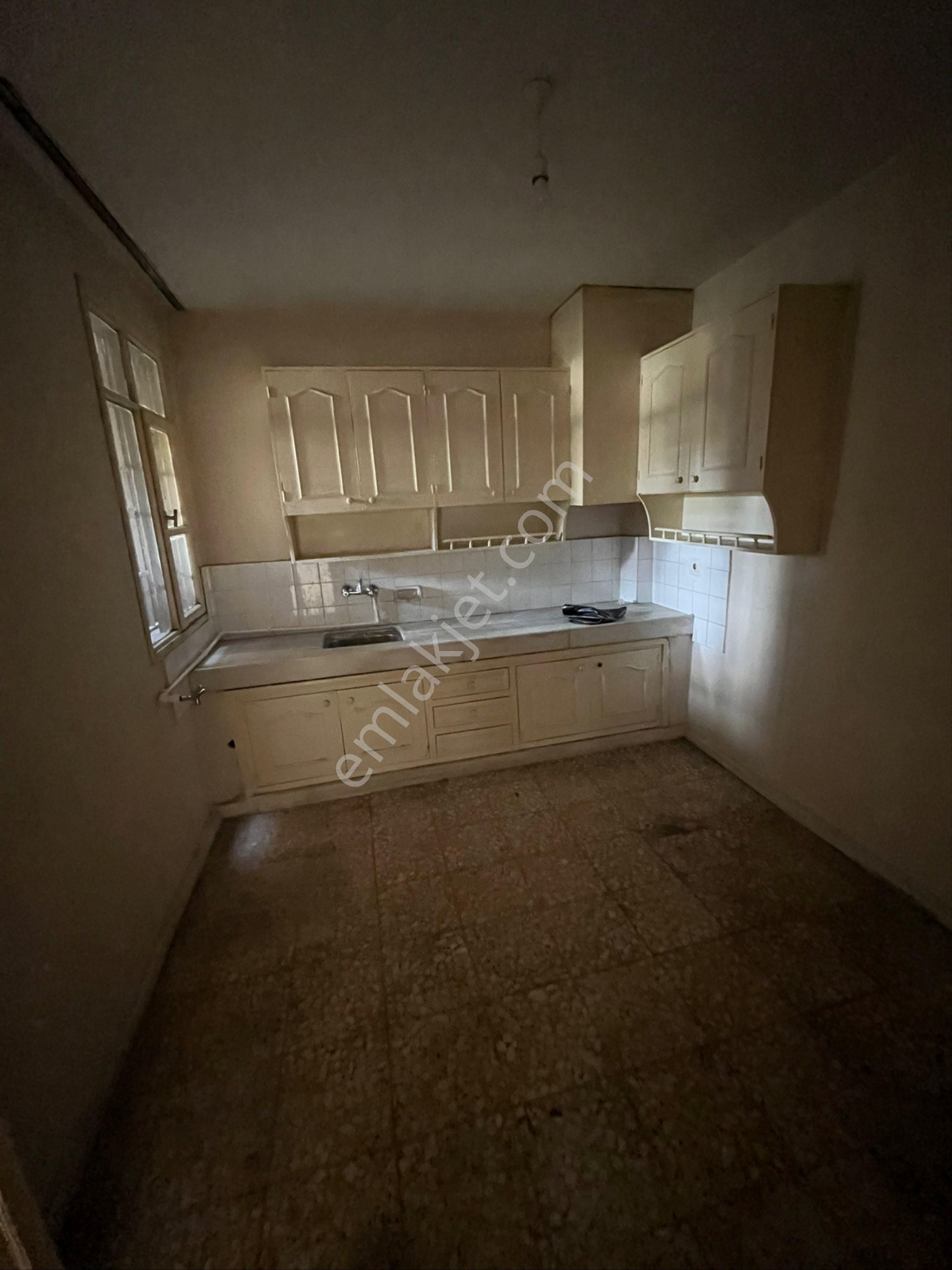 Yeşilyurt Mahallesinde Salı Pazarı Civarı Kiralık 3+1 Daire