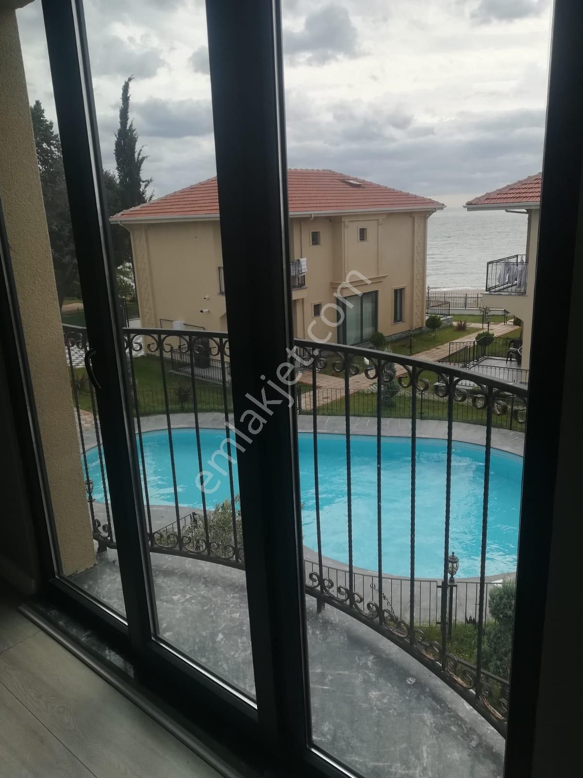 Büşra Gayrimenkulden Satılık Yazlık Villa Denize Sıfır 4 Villadan Oluşan Site 445m2 Arsası - Görsel 25