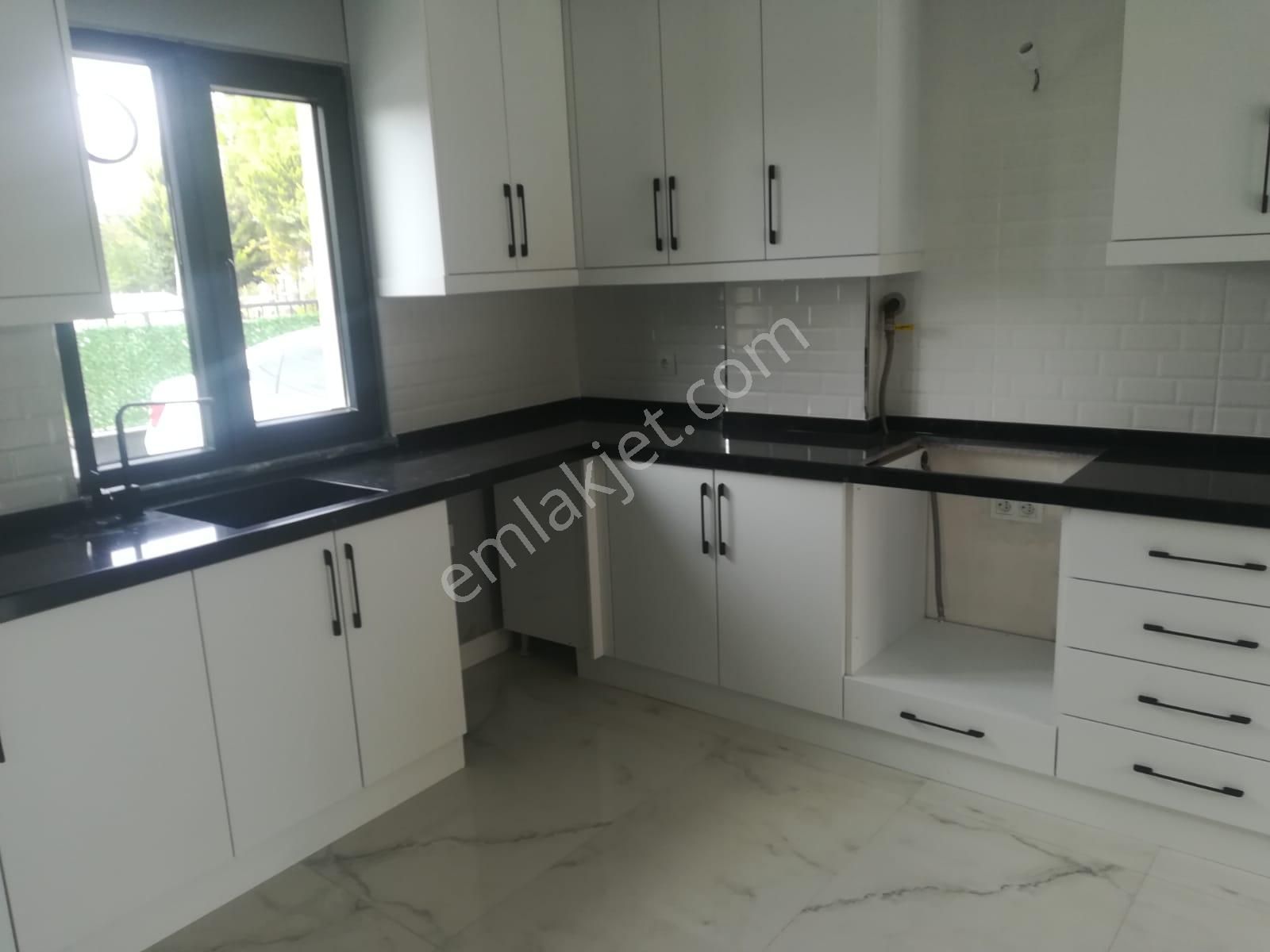 Büşra Gayrimenkulden Satılık Yazlık Villa Denize Sıfır 4 Villadan Oluşan Site 445m2 Arsası