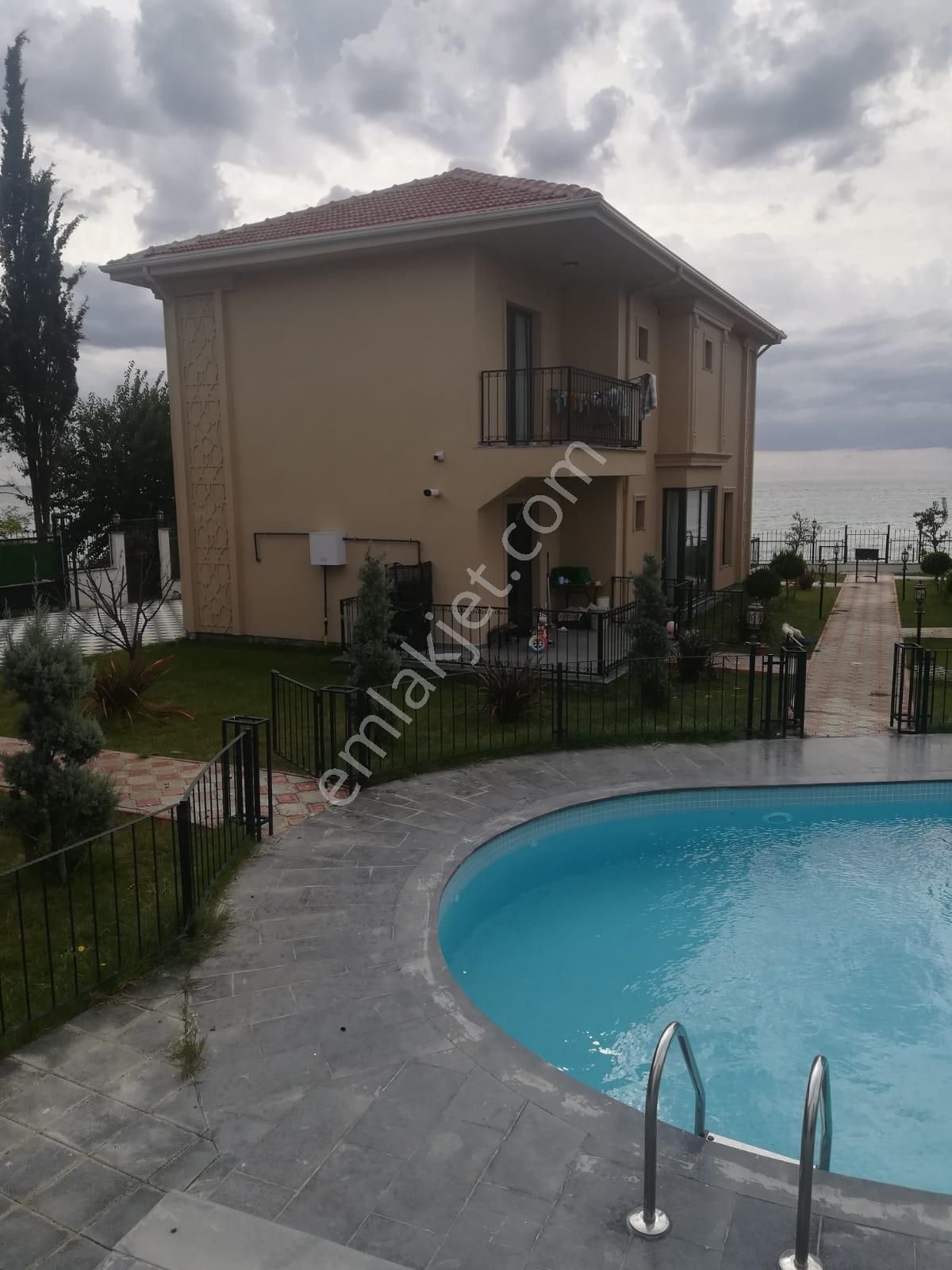 Büşra Gayrimenkulden Satılık Yazlık Villa Denize Sıfır 4 Villadan Oluşan Site 445m2 Arsası - Görsel 5