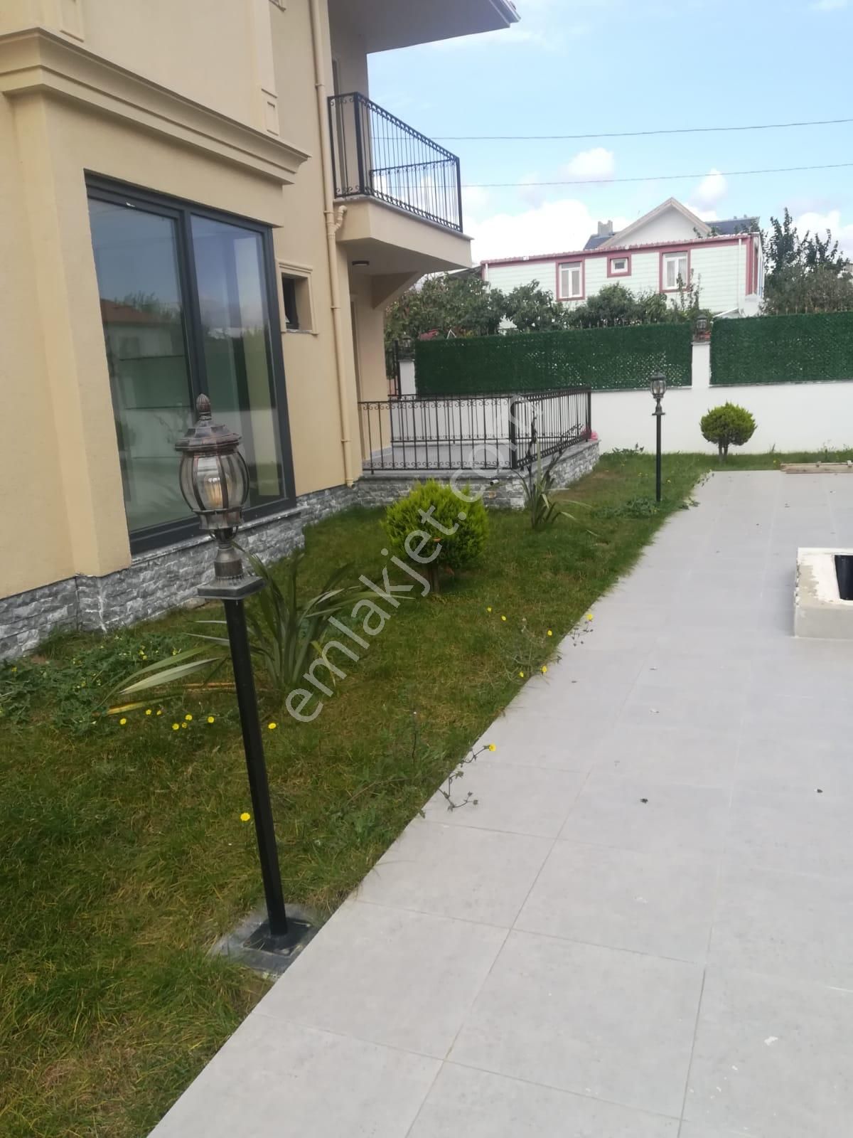 Büşra Gayrimenkulden Satılık Yazlık Villa Denize Sıfır 4 Villadan Oluşan Site 445m2 Arsası - Görsel 4