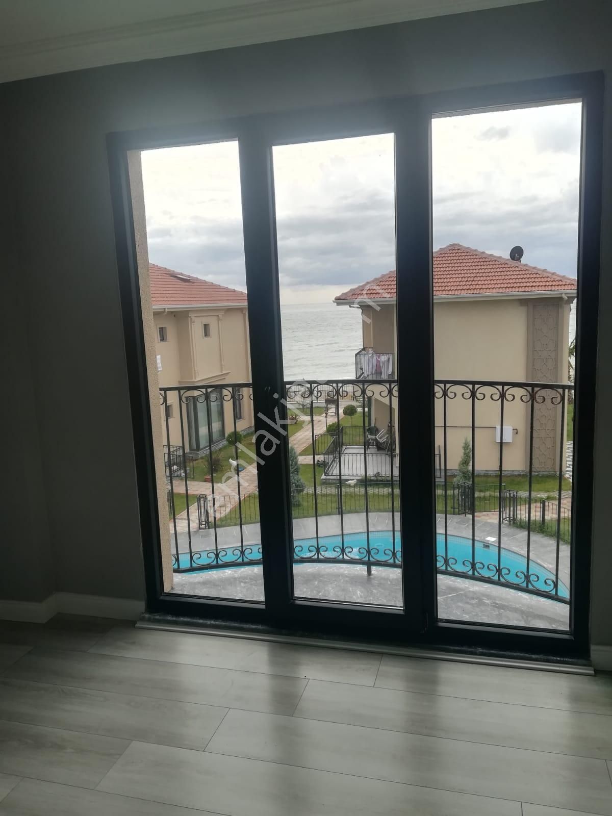 Büşra Gayrimenkulden Satılık Yazlık Villa Denize Sıfır 4 Villadan Oluşan Site 445m2 Arsası - Görsel 24