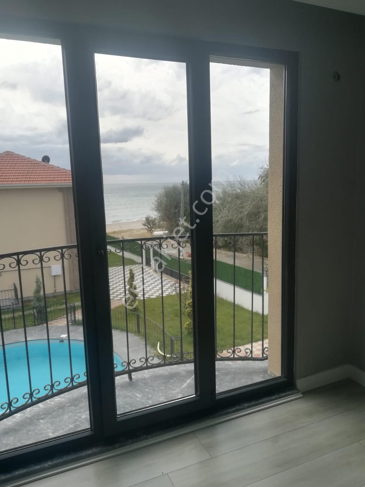 Büşra Gayrimenkulden Satılık Yazlık Villa Denize Sıfır 4 Villadan Oluşan Site 445m2 Arsası - Görsel 2