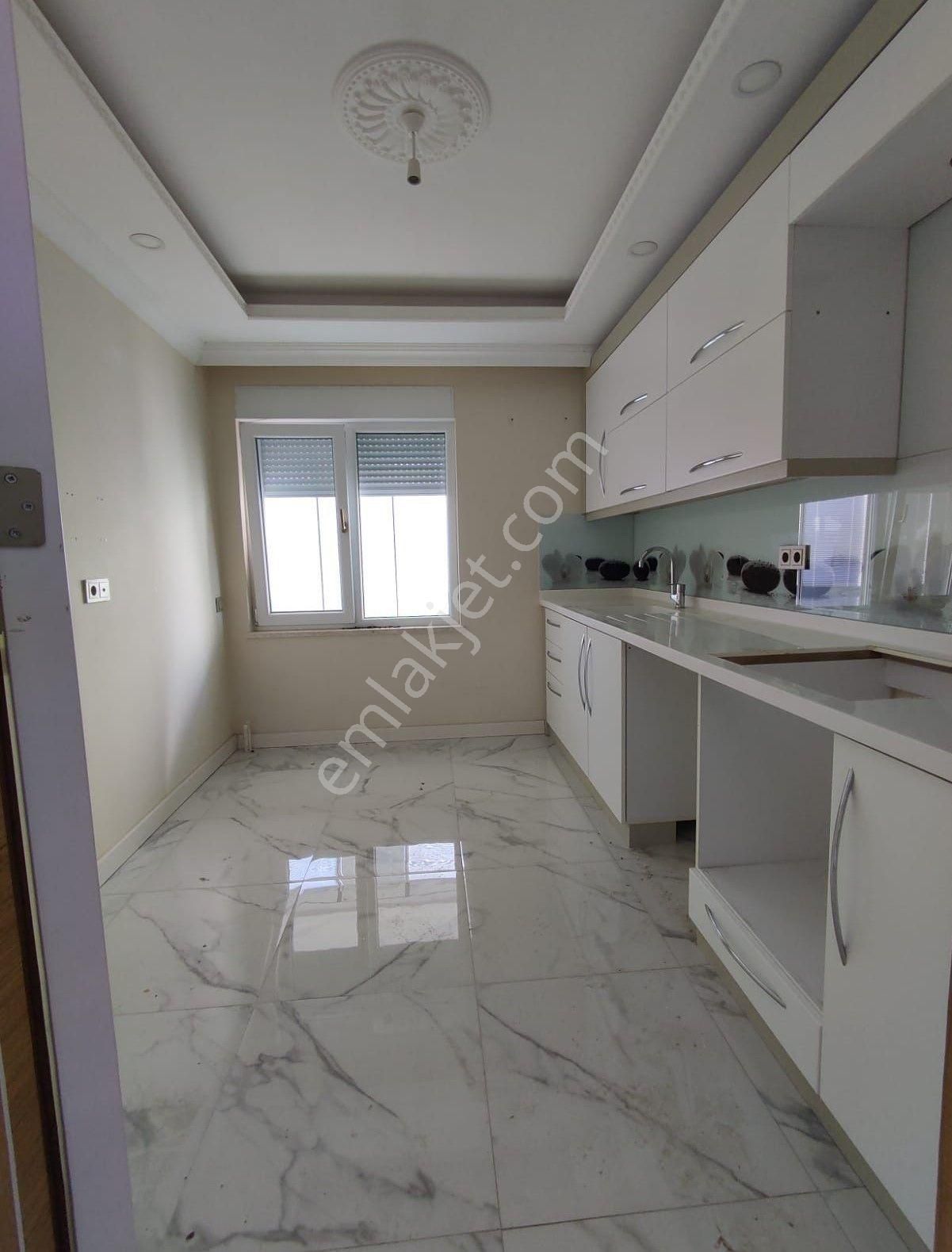 Yüzme Havuzlu Ayrı Mutfaklı Ebeveyn Banyolu Cam Balkonlu Lüks Sitede Geniş 2+1