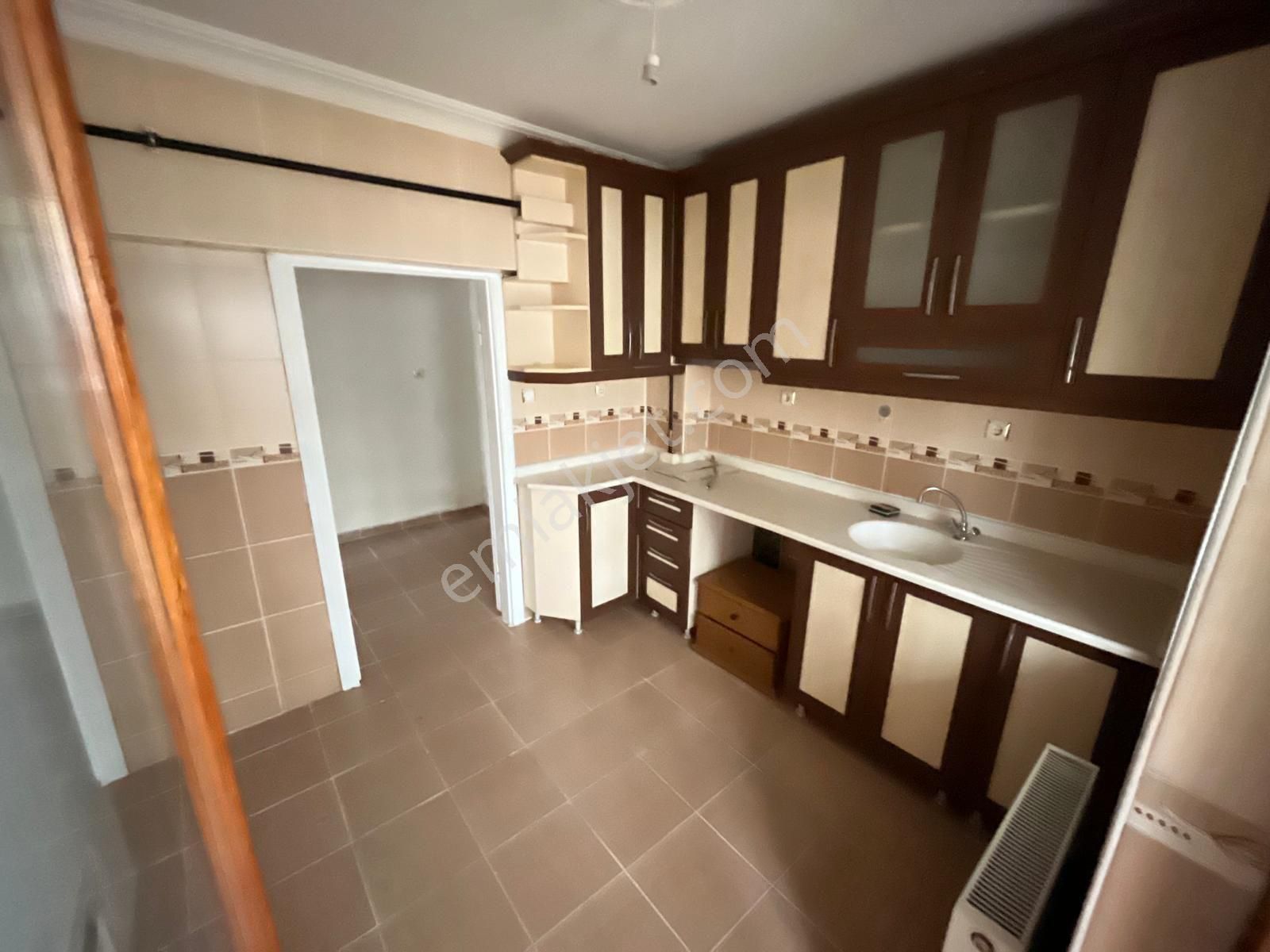 Karapürçek C.tesi Pazar Yakını 3+1 110m2 Kot Daire Kombi Petek Balkon Var - Görsel 2