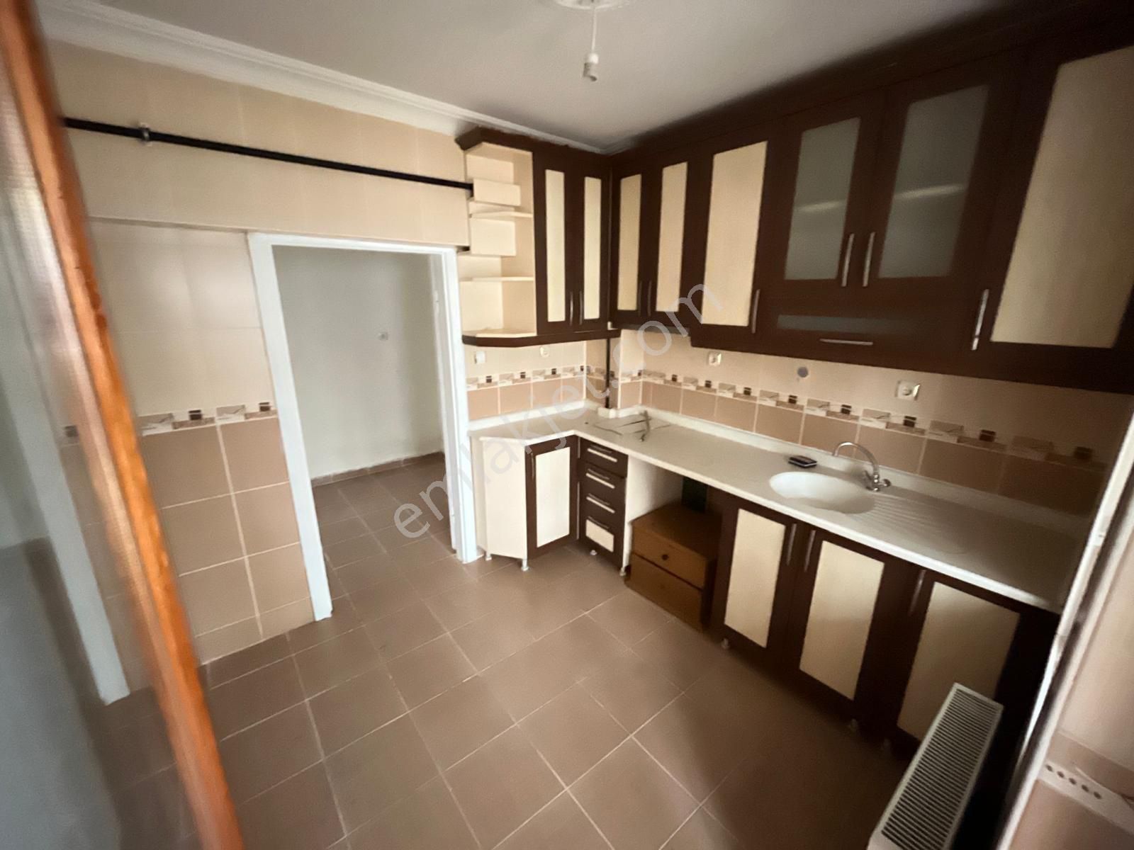 Karapürçek C.tesi Pazar Yakını 3+1 110m2 Kot Daire Kombi Petek Balkon Var - Görsel 4