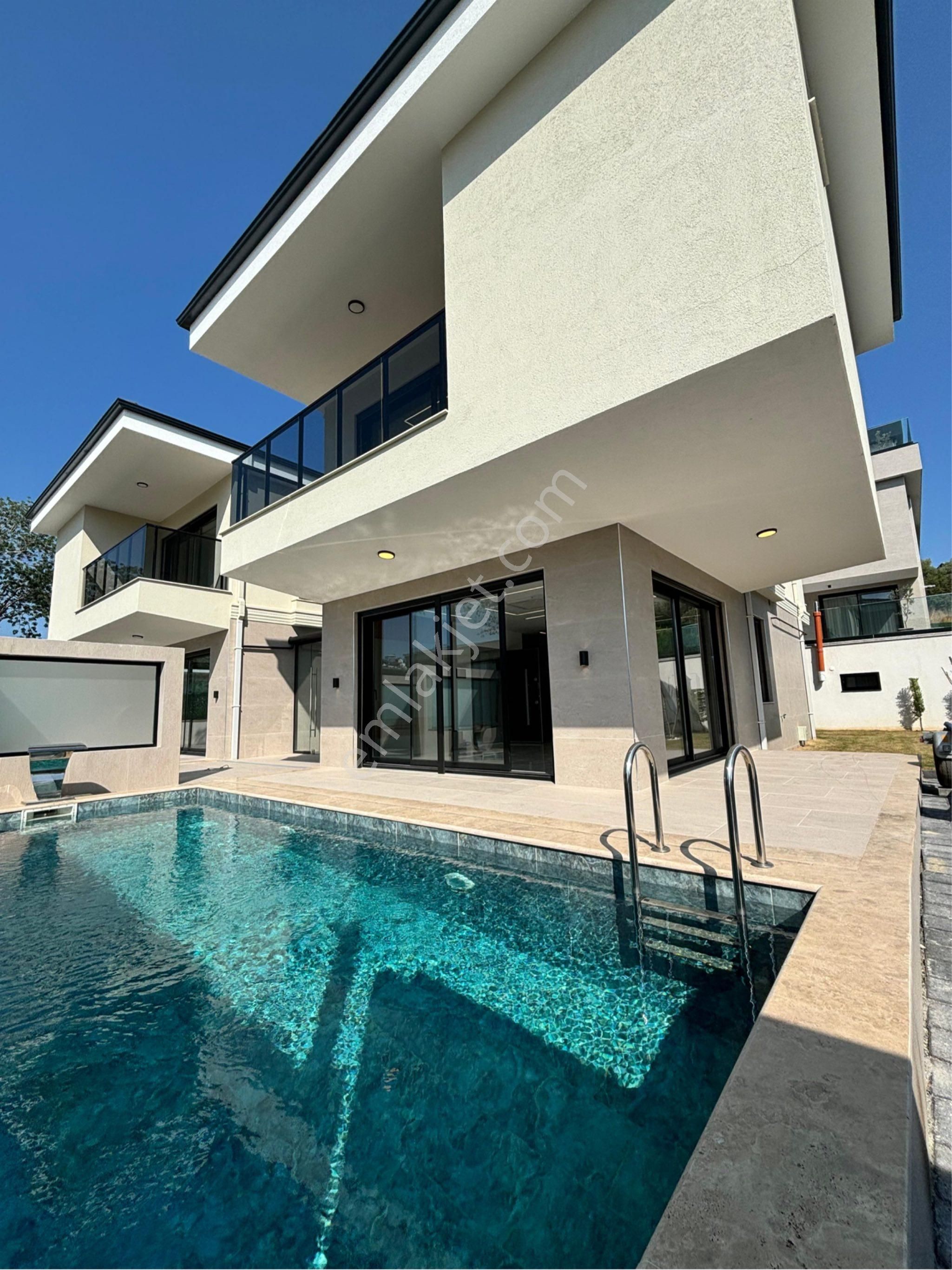 Kuşadası Kadınlar Denizinde Satılık 5+1 Villa