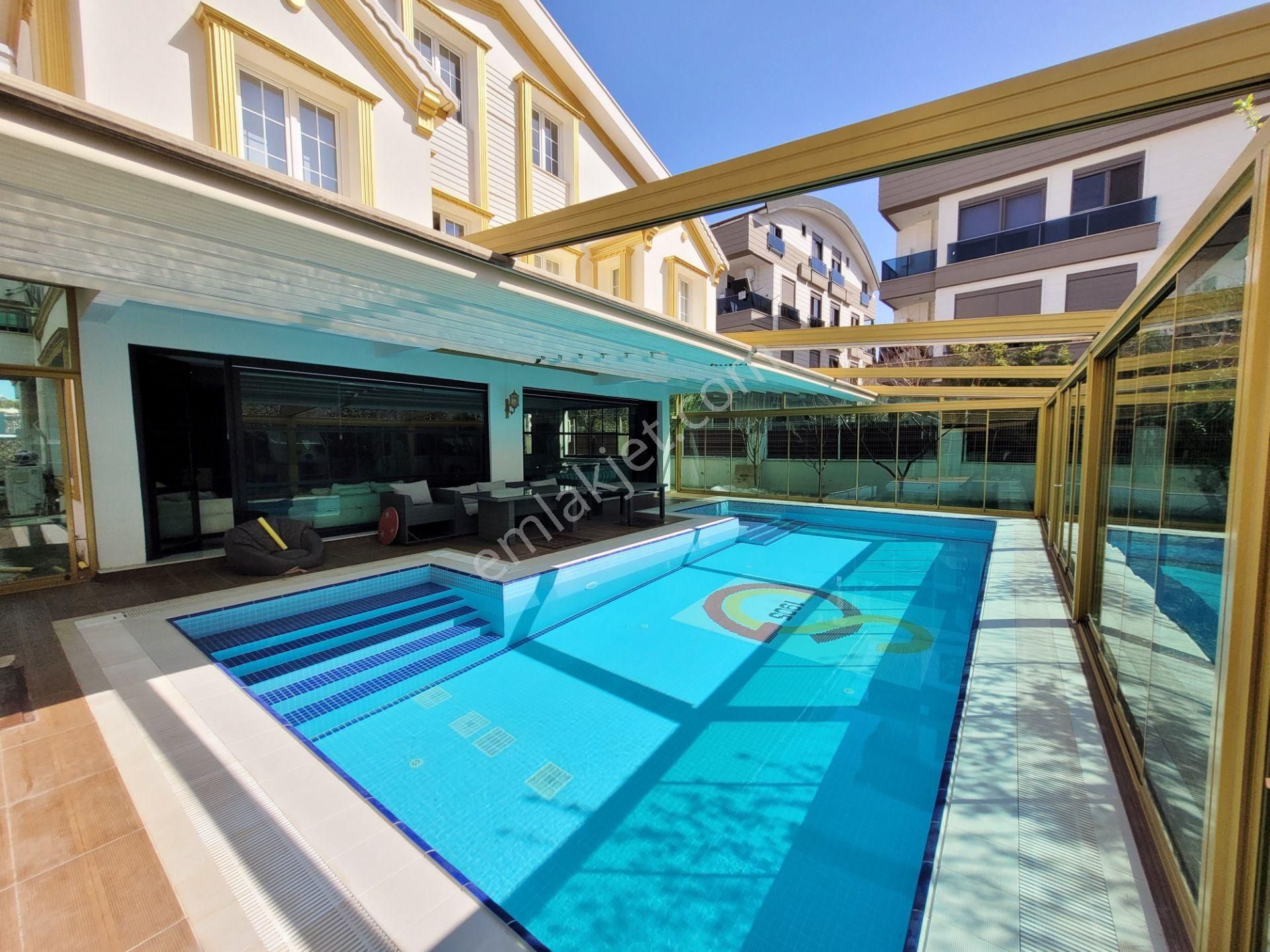 Lara Güzelobada Havuzlu 4+1 Lüx Mobilyalı Triplex Villa