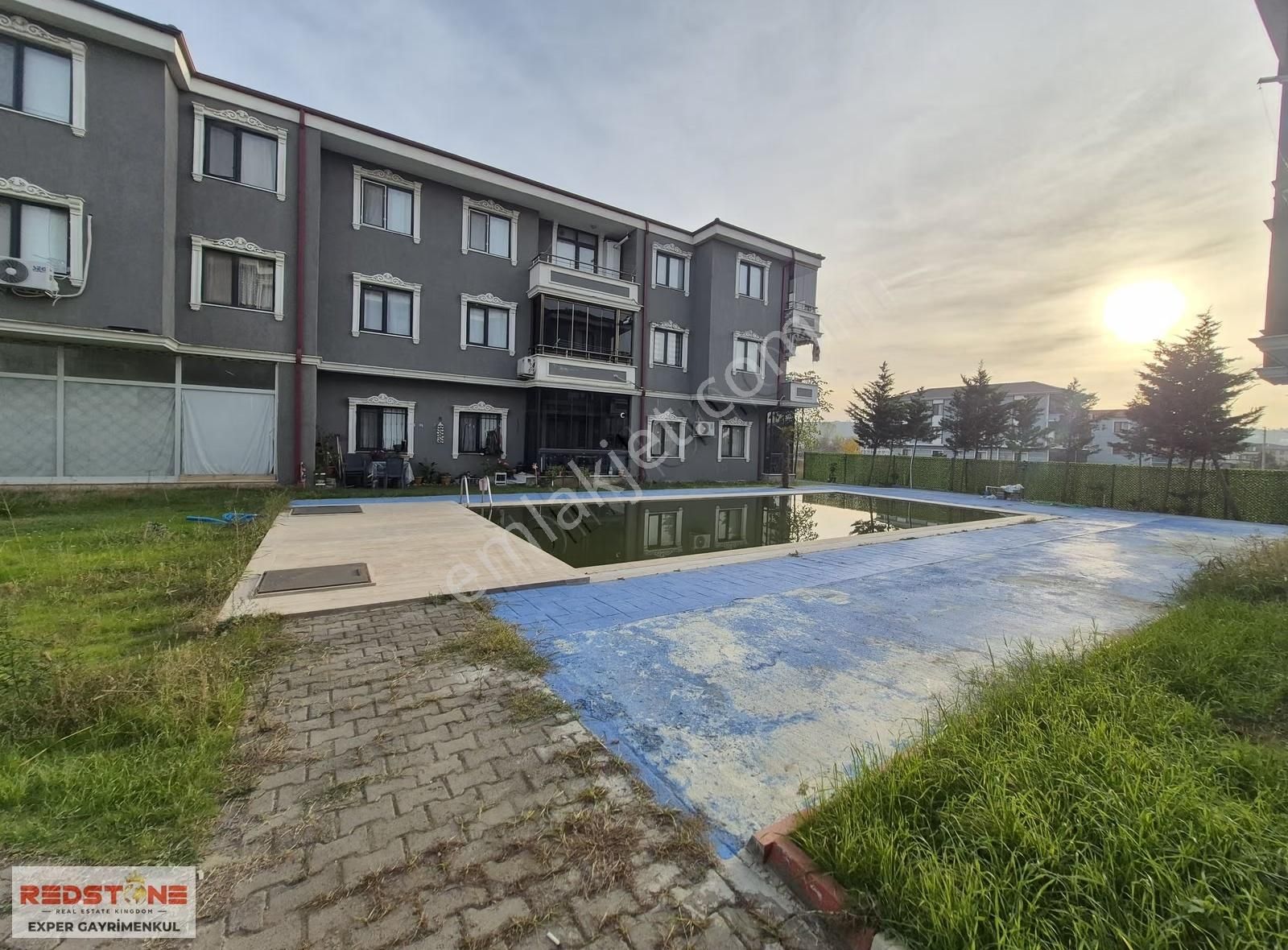 Karasuda Cadde Üstü Arakat Kombili 85 M2 Satılık 2+1 Köşe Daire