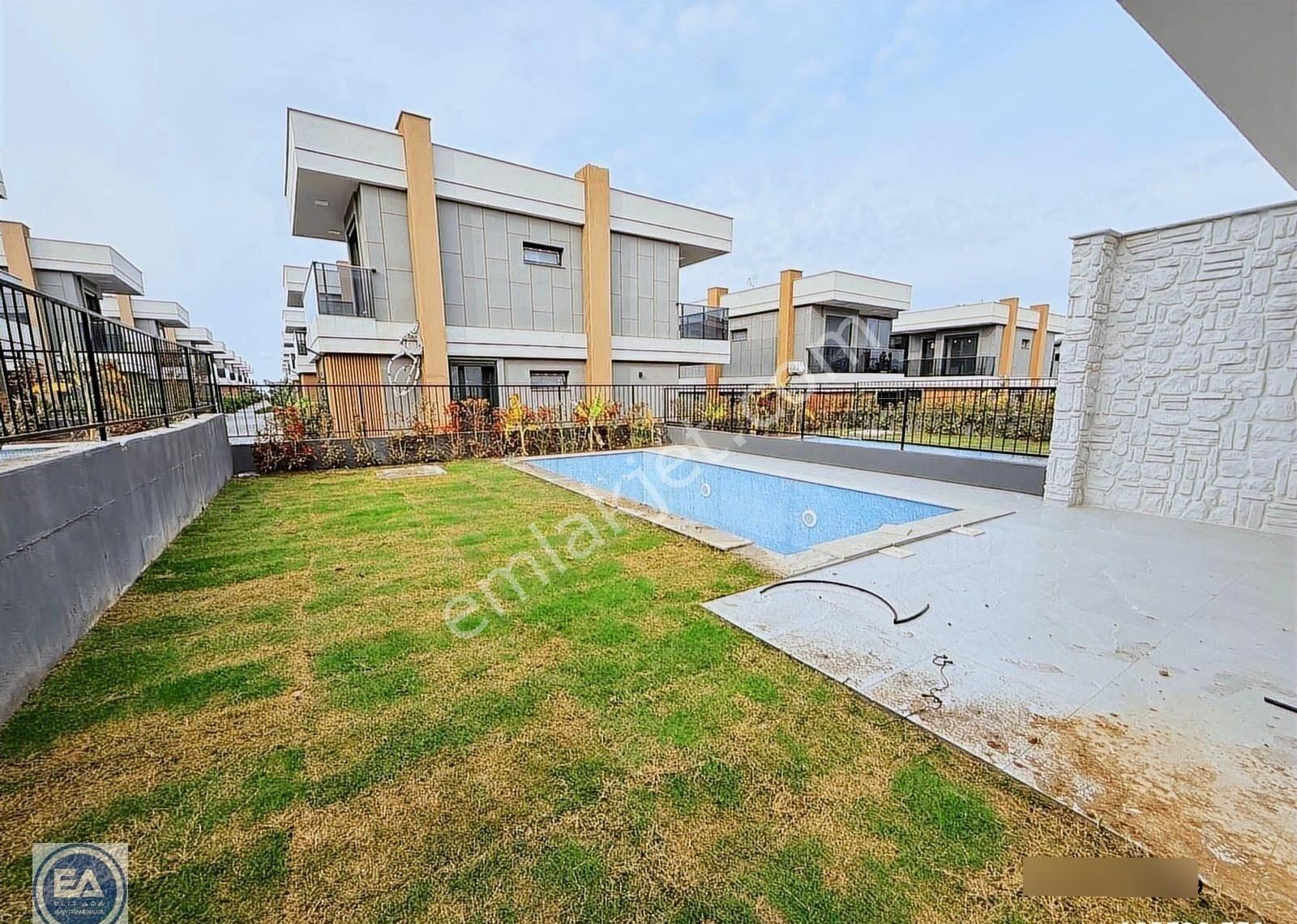 Karaova Mahallesinde Özel Havuzlu Otoparklı 6+1 Villa - Görsel 3