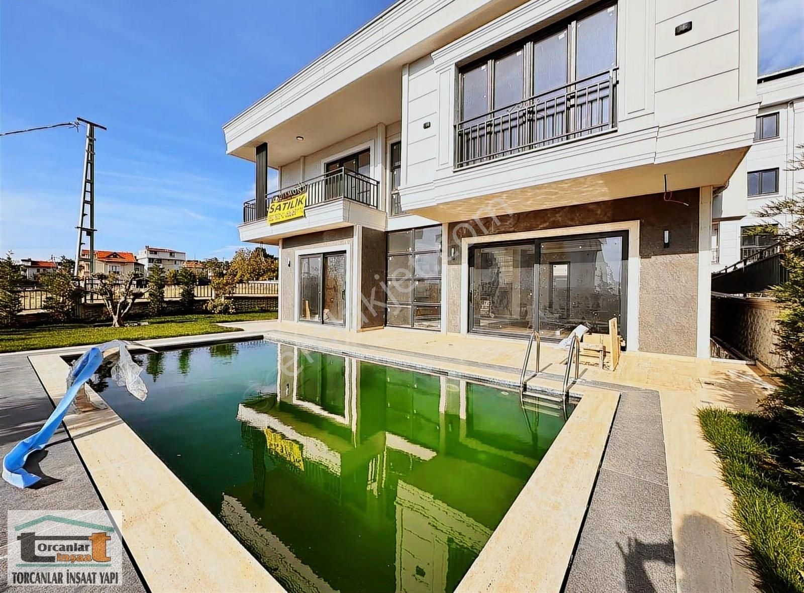 Büyükçekmece Celaliye`de 5+2 Site İçerisinde Sıfır Satılık Villa