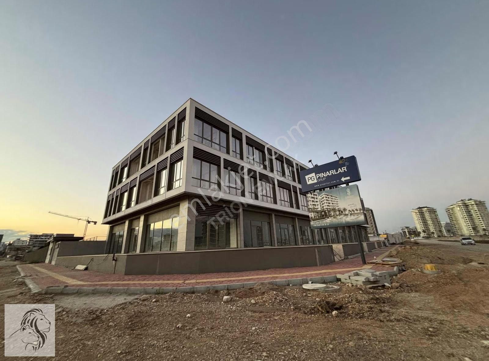 Trion Emlak - 40'lık Yolda Toplam 824m² Kiralık Depolu Dükkanlar - Görsel 13