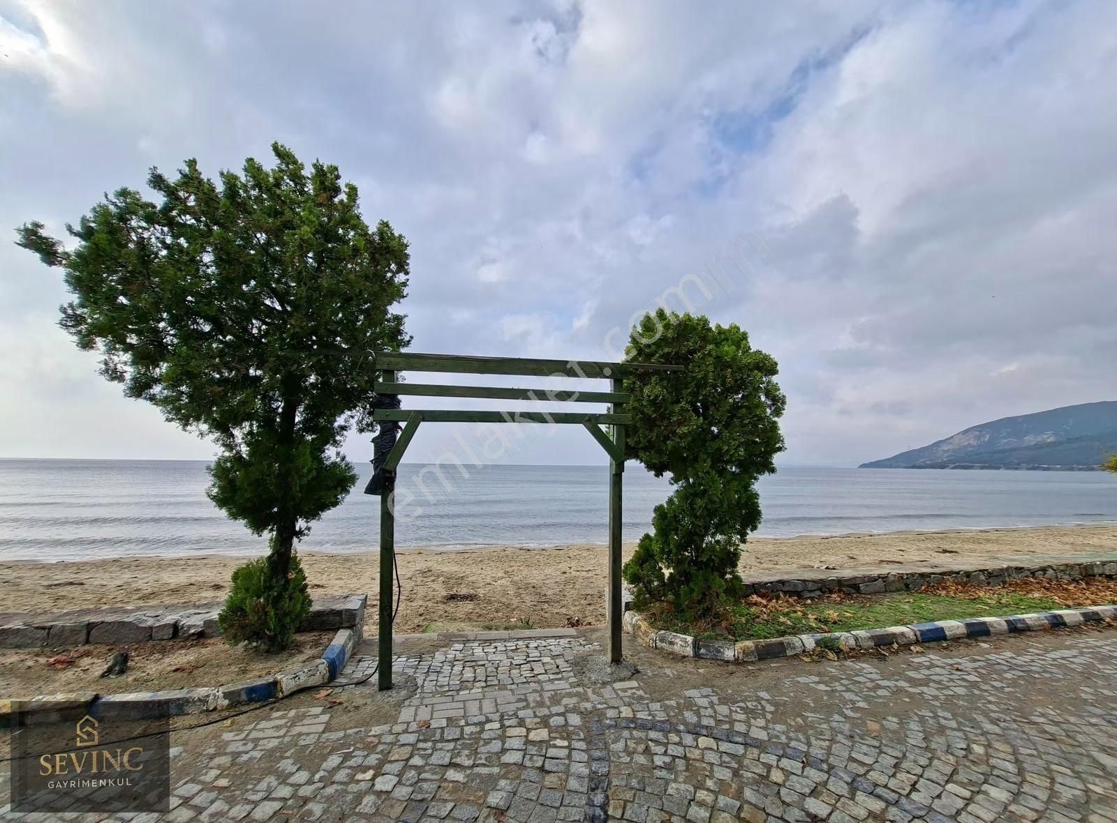 Sevinç'ten Erdek Ocaklar'da Denize Sıfır 2+1 Kiralık