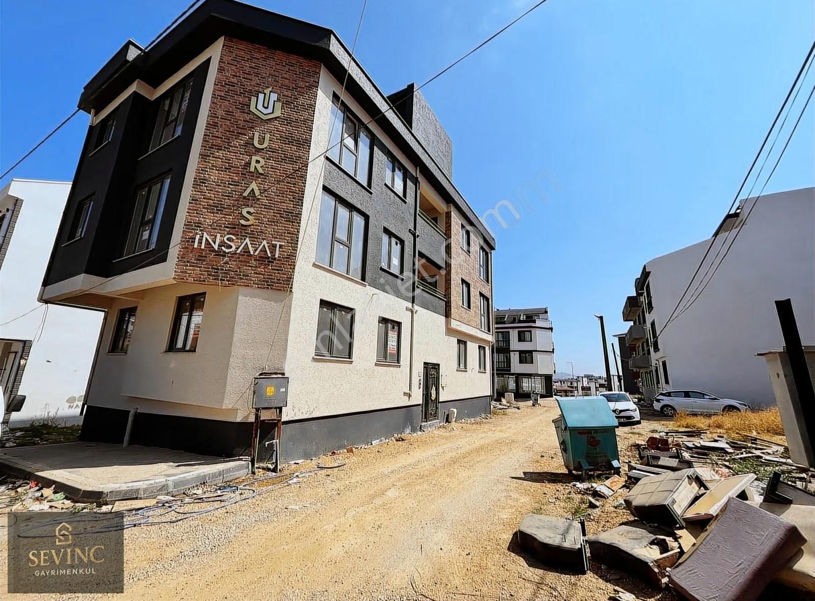 Sevinç'ten Yeni Mahallede Geniş Kullanım Alanlı 2+0 - Görsel 31
