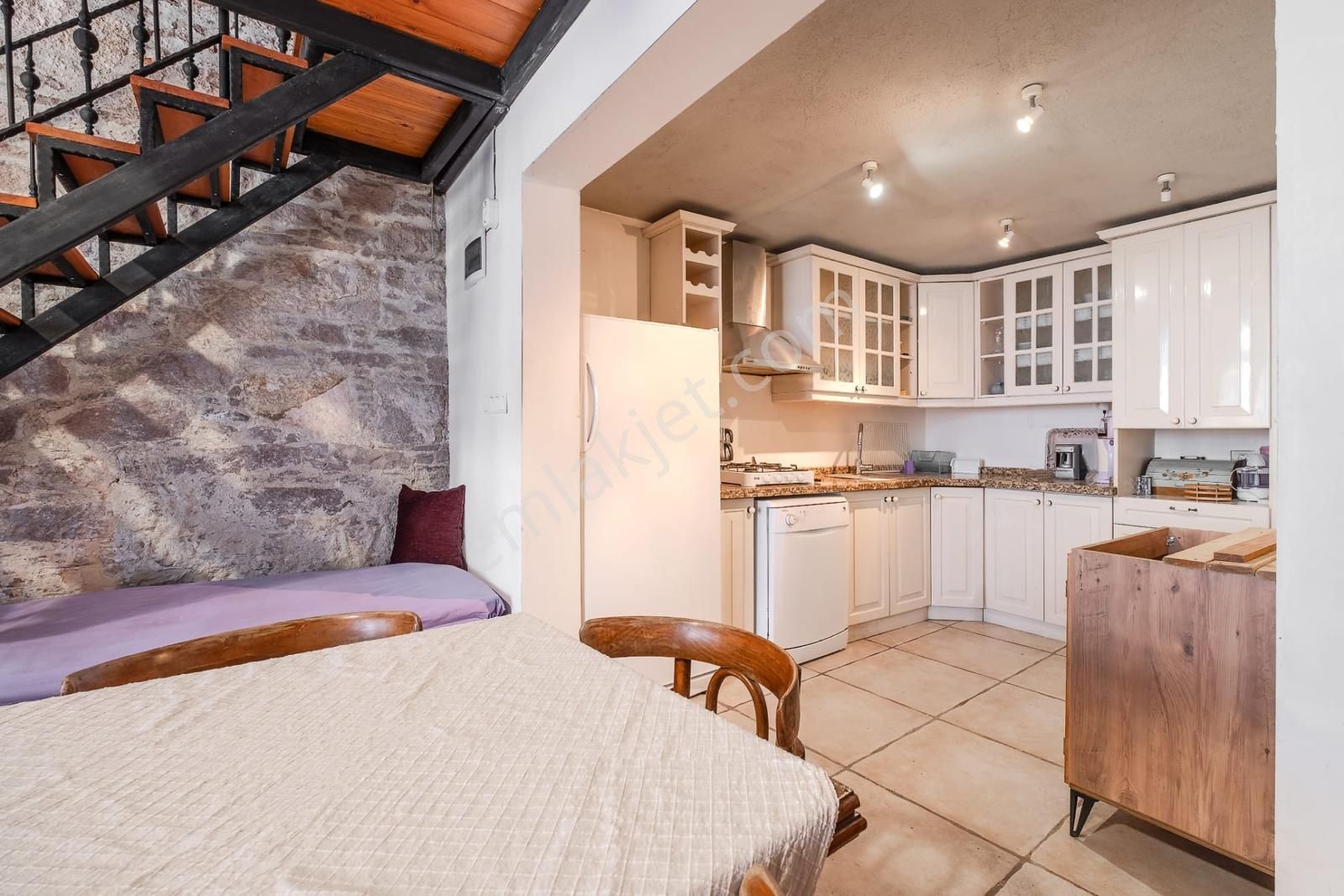 Ayvalık Merkez'de Restorasyonlu Loft Tarzı Asma Katlı 2+1 Taş Rum Evi - Görsel 9