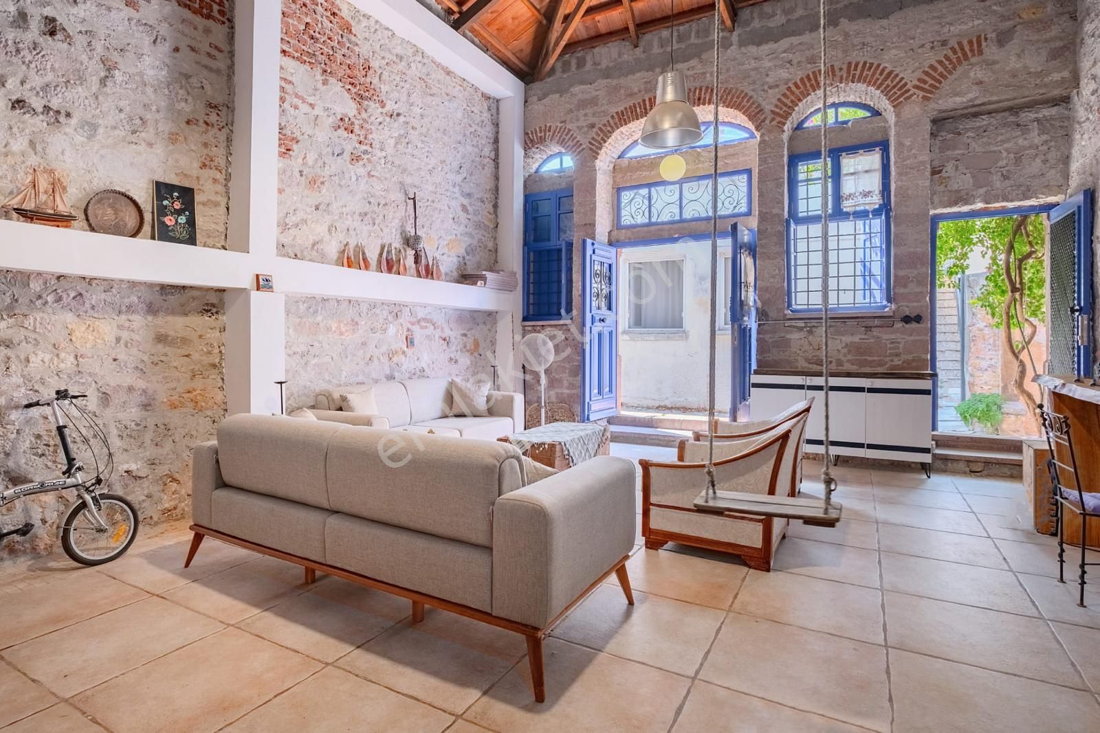 Ayvalık Merkez'de Restorasyonlu Loft Tarzı Asma Katlı 2+1 Taş Rum Evi - Görsel 3