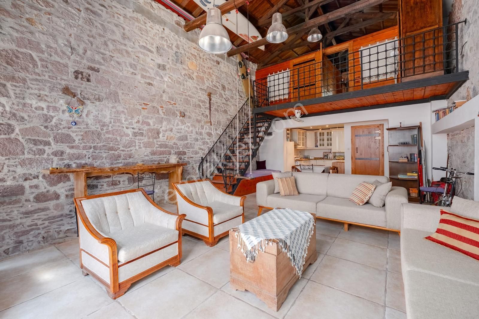 Ayvalık Merkez'de Restorasyonlu Loft Tarzı Asma Katlı 2+1 Taş Rum Evi - Görsel 8