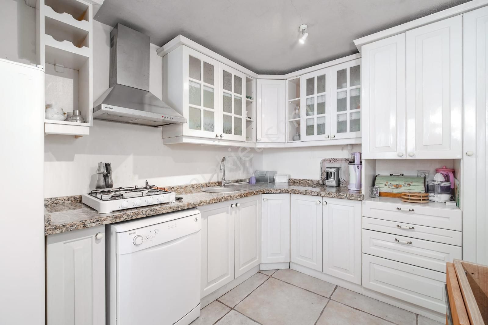 Ayvalık Merkez'de Restorasyonlu Loft Tarzı Asma Katlı 2+1 Taş Rum Evi - Görsel 10