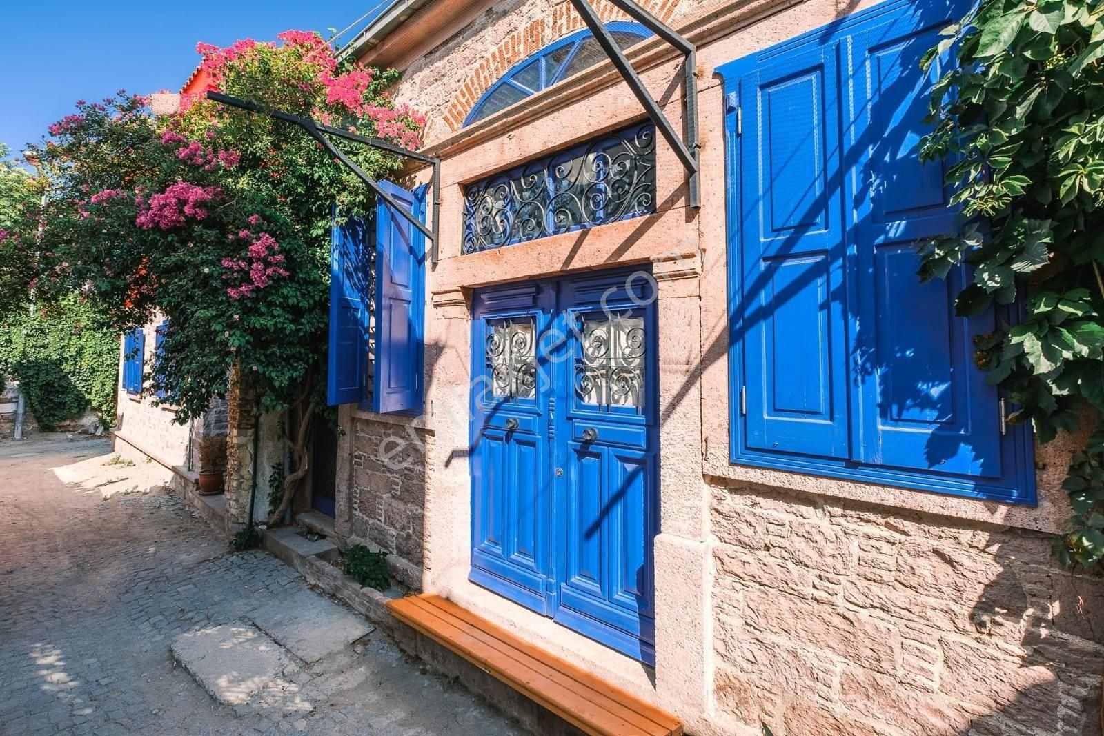 Ayvalık Merkez'de Restorasyonlu Loft Tarzı Asma Katlı 2+1 Taş Rum Evi