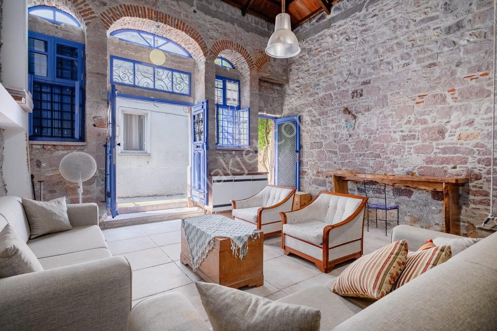 Ayvalık Merkez'de Restorasyonlu Loft Tarzı Asma Katlı 2+1 Taş Rum Evi - Görsel 4