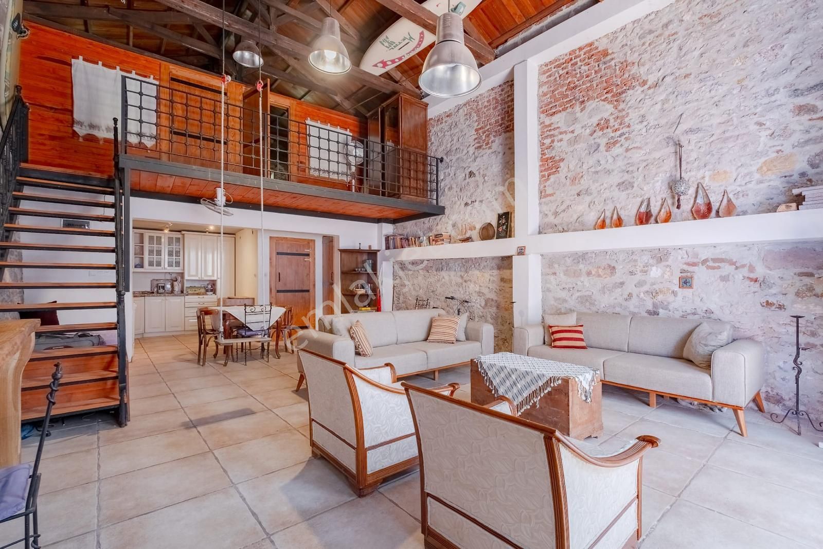 Ayvalık Merkez'de Restorasyonlu Loft Tarzı Asma Katlı 2+1 Taş Rum Evi - Görsel 7