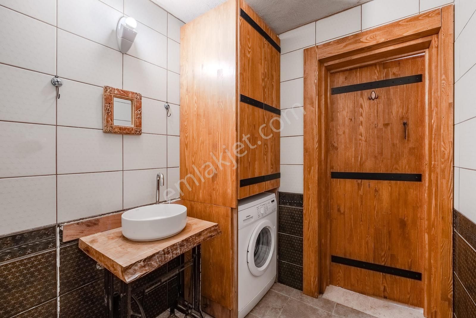 Ayvalık Merkez'de Restorasyonlu Loft Tarzı Asma Katlı 2+1 Taş Rum Evi - Görsel 15