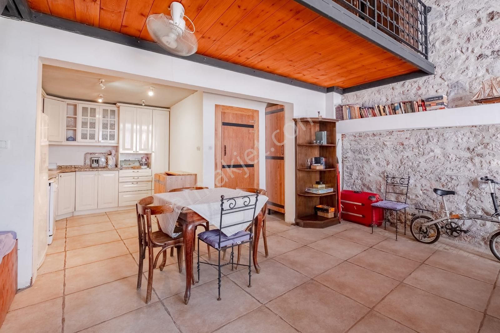 Ayvalık Merkez'de Restorasyonlu Loft Tarzı Asma Katlı 2+1 Taş Rum Evi - Görsel 6