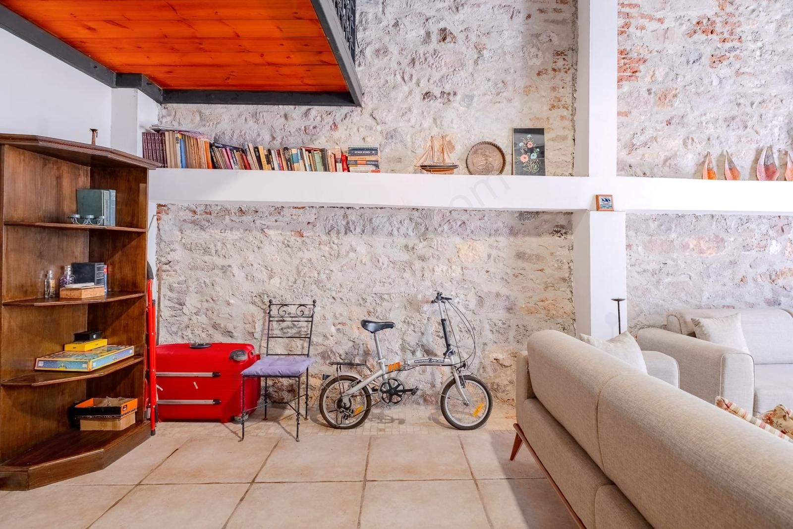 Ayvalık Merkez'de Restorasyonlu Loft Tarzı Asma Katlı 2+1 Taş Rum Evi - Görsel 5